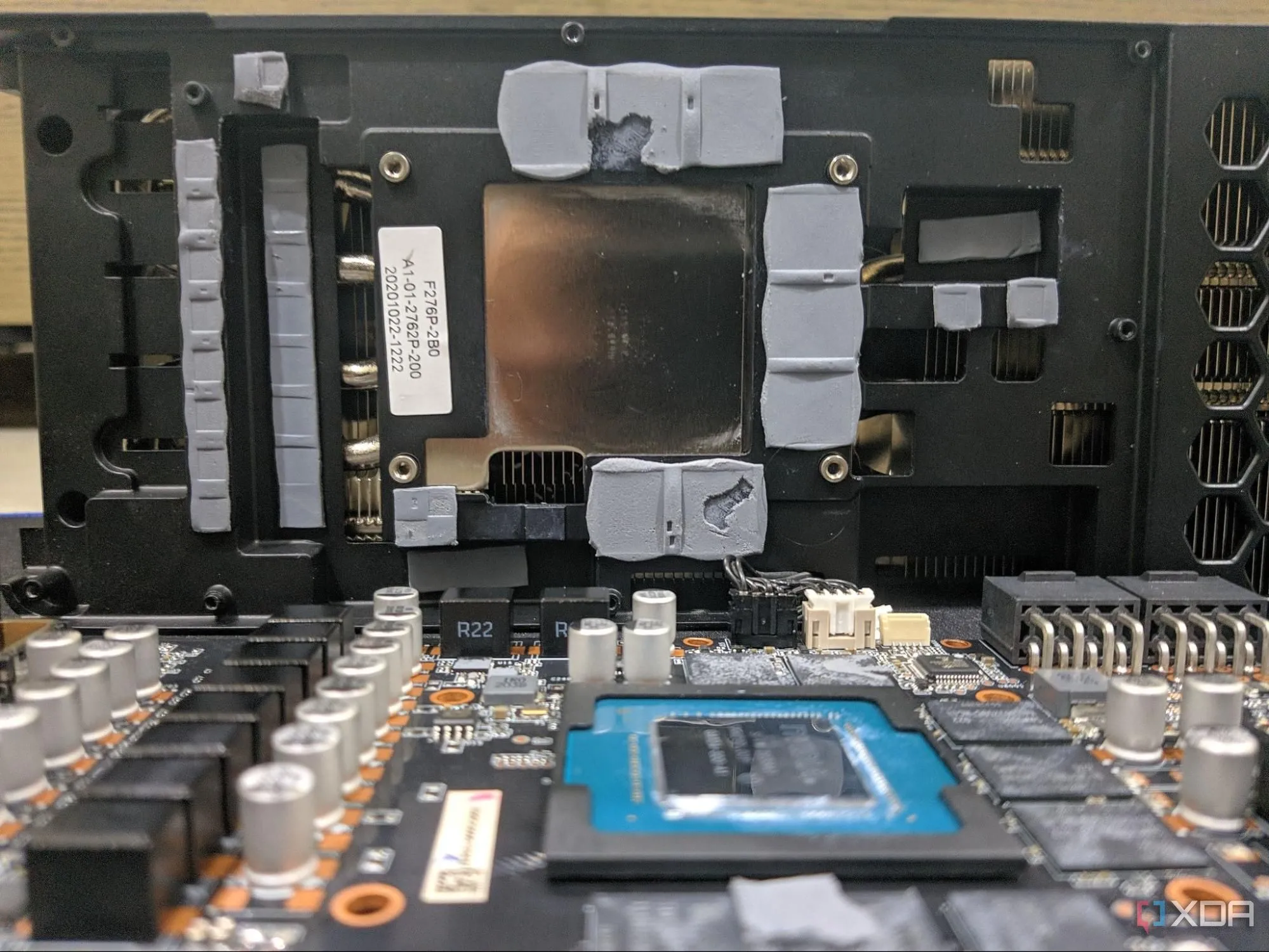 Ảnh cận cảnh chip GPU (die), các chip VRAM với thermal pad và phần tản nhiệt.