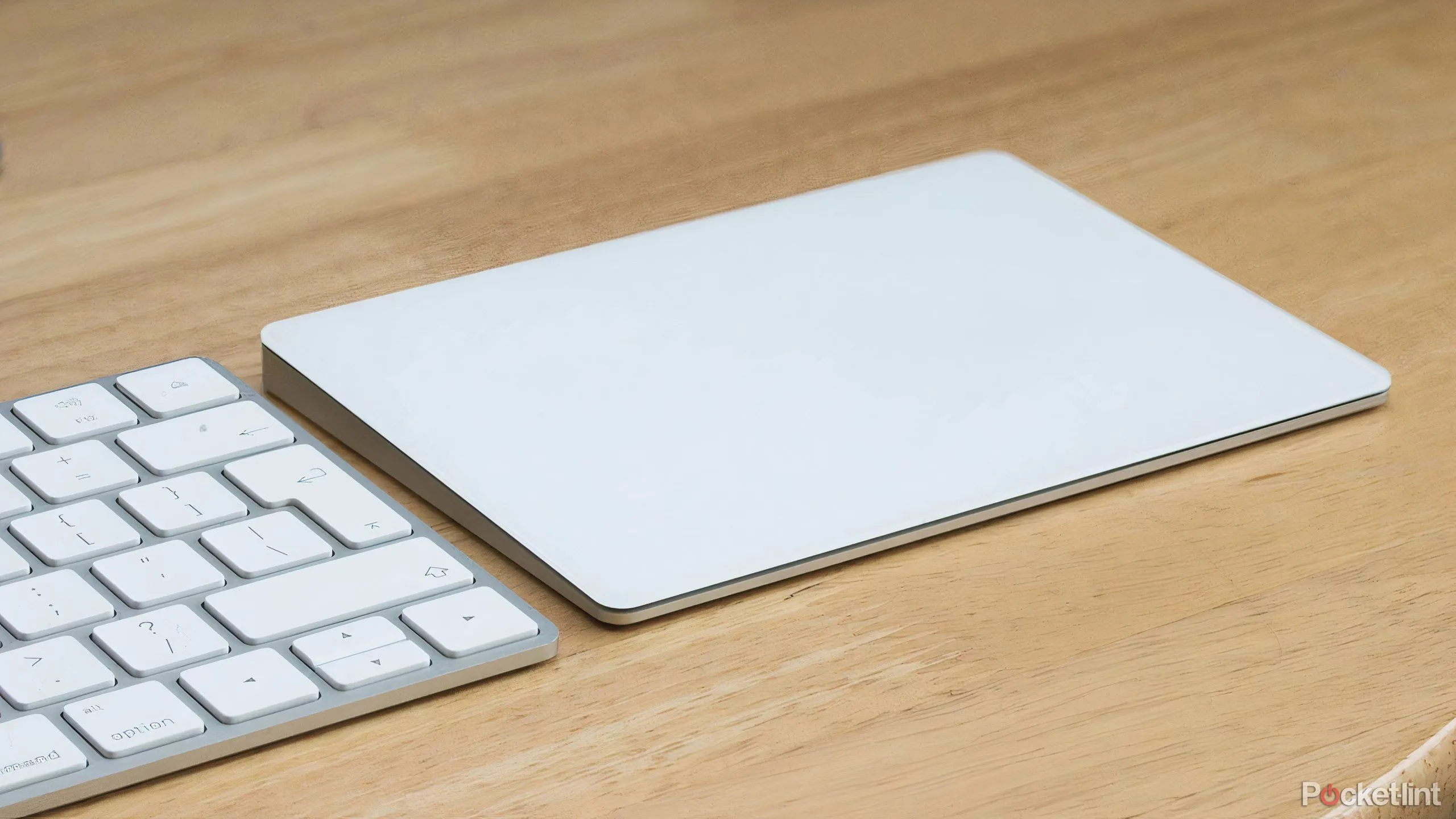 Bộ phụ kiện bàn phím Magic Keyboard và Magic Trackpad của Apple, cần thiết khi dùng chế độ desktop