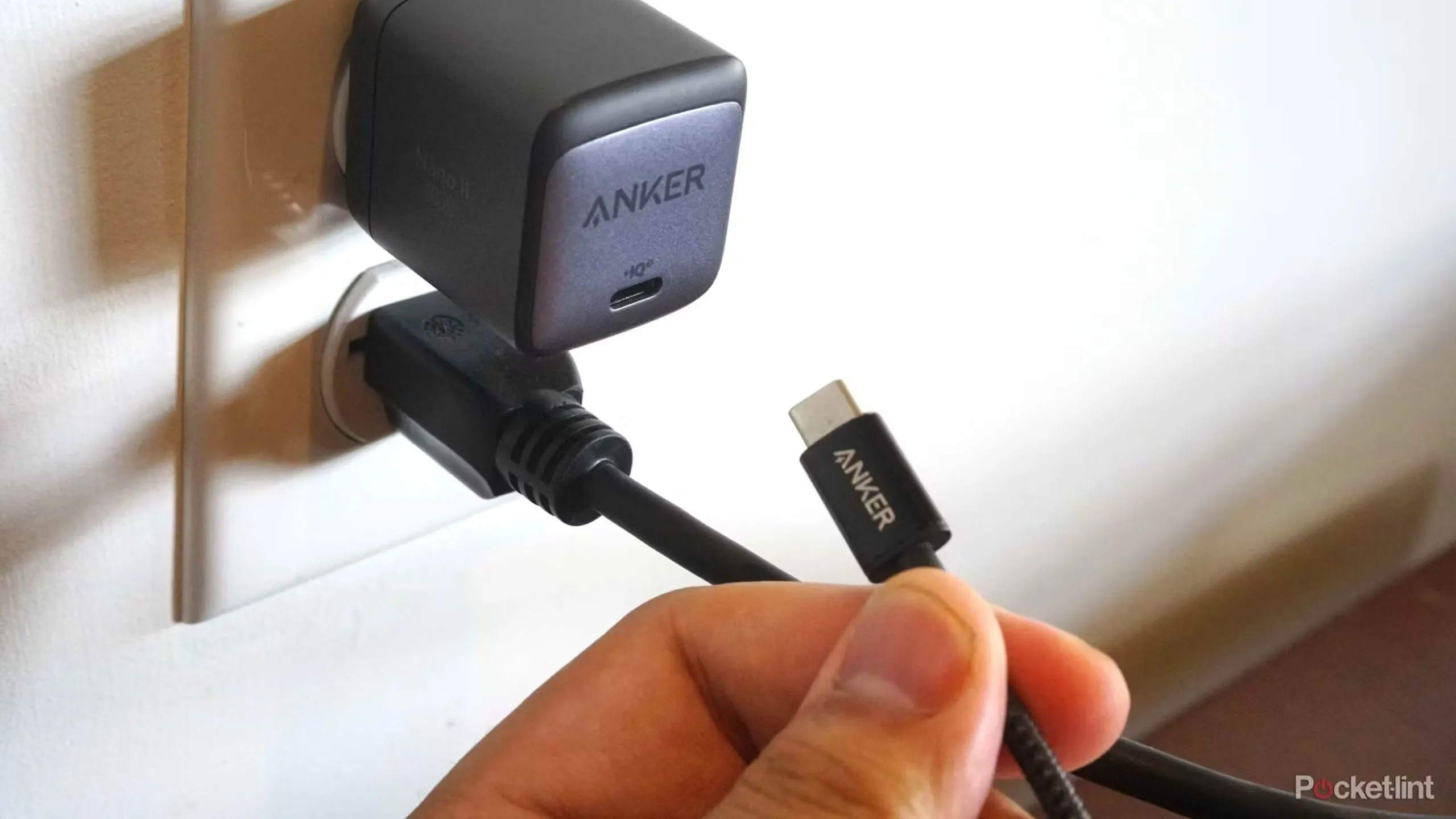 Bộ sạc nhanh gồm củ sạc và cáp USB-C, minh họa công nghệ USB Power Delivery