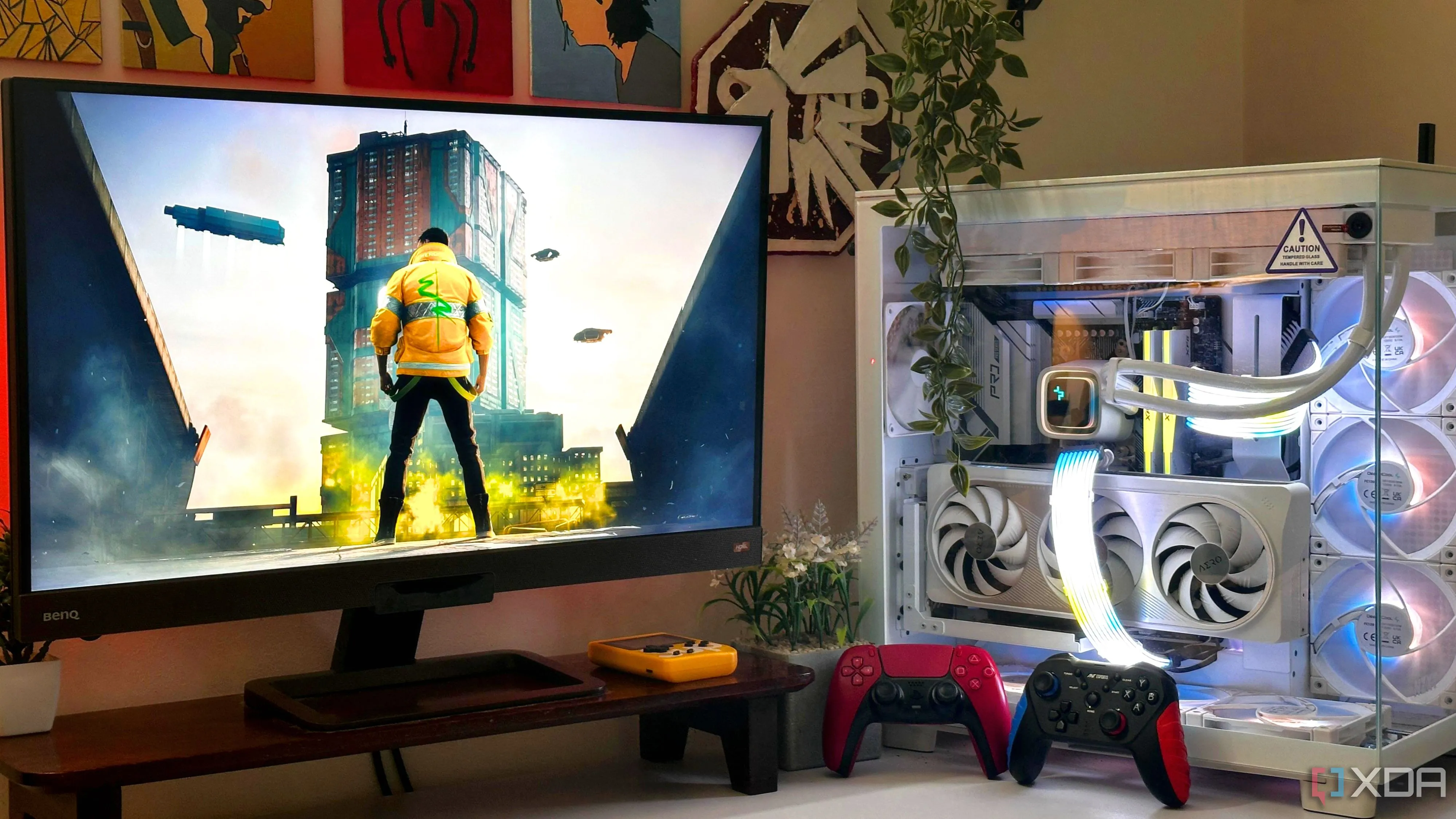 Cài đặt PC gaming với game Cyberpunk 2077 hiển thị trên màn hình