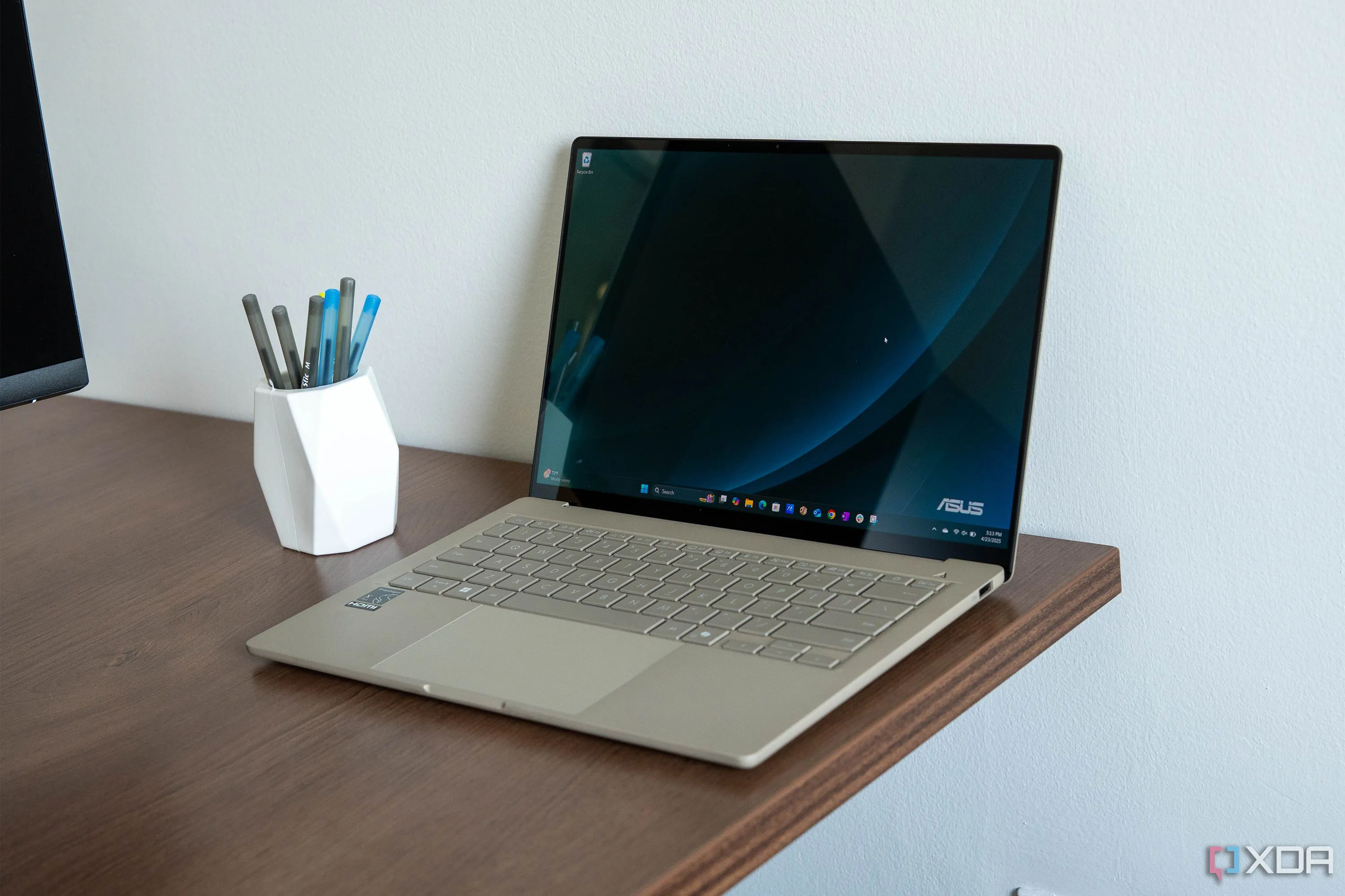 Cận cảnh bàn phím và thân máy mỏng nhẹ của laptop Asus Zenbook A14