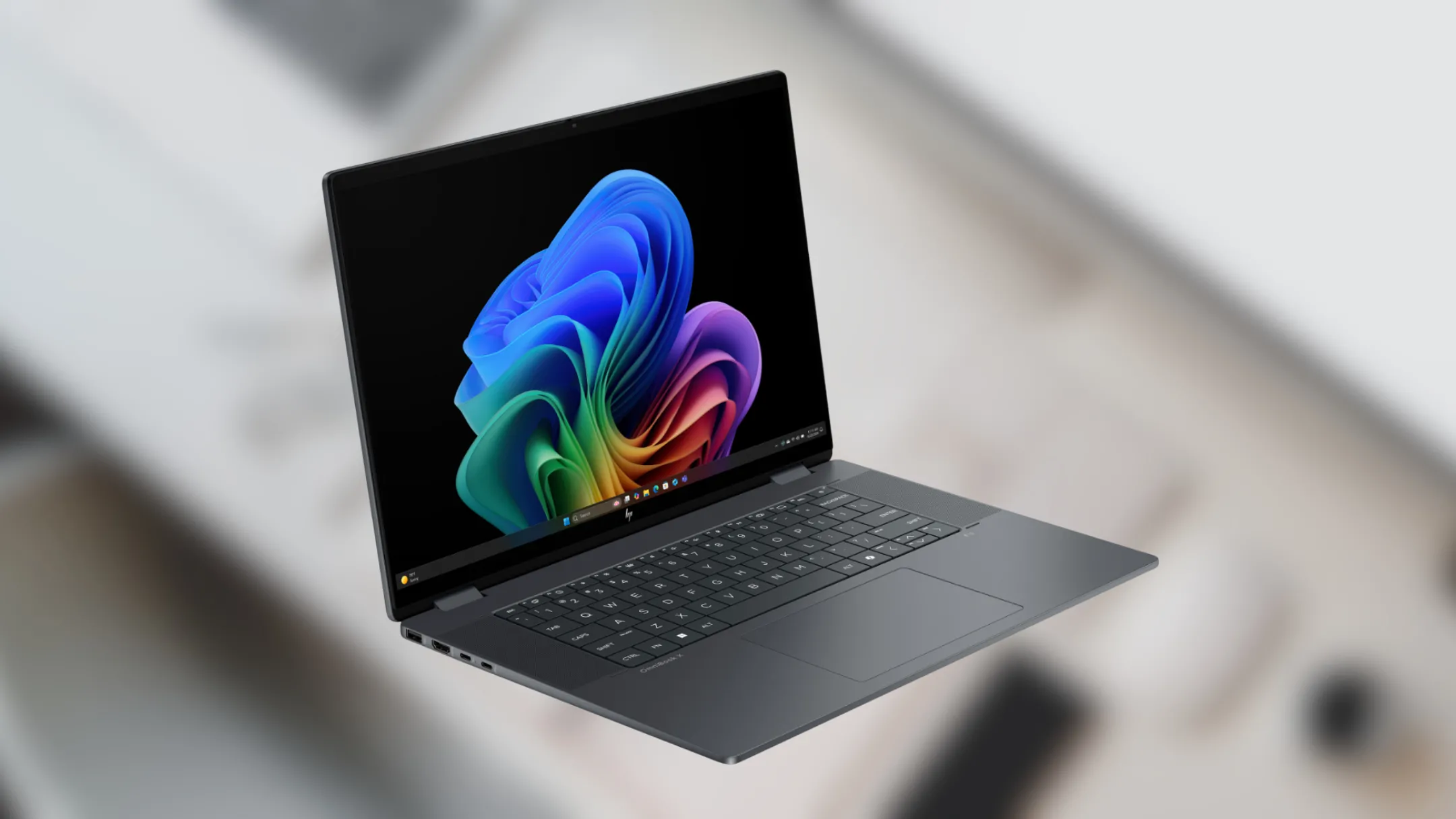 Cận cảnh thiết kế mỏng và màn hình lớn của HP OmniBook X Flip