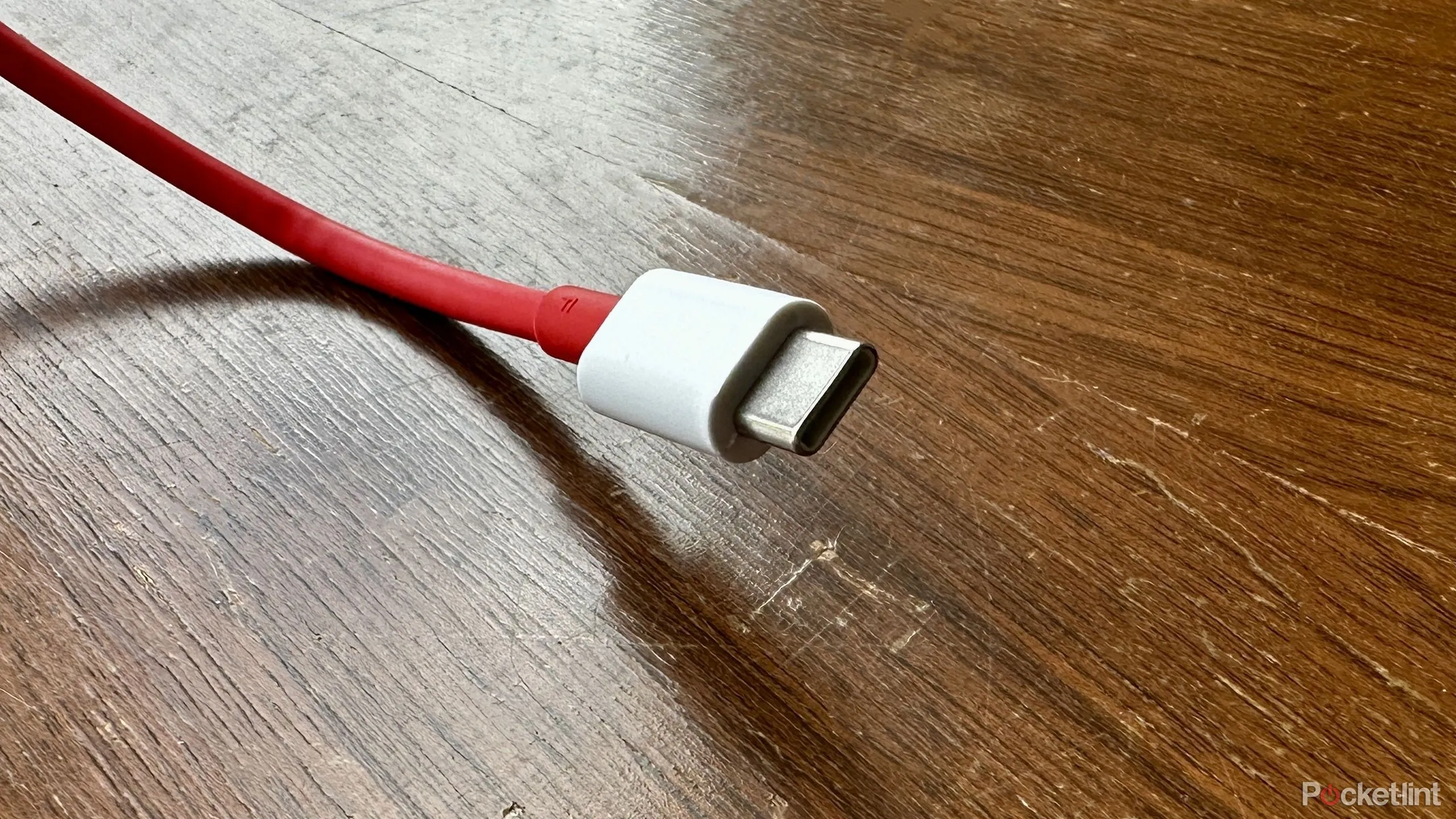 Cáp kết nối USB-C màu đỏ, loại cổng phổ biến bắt đầu từ chuẩn USB 3.0