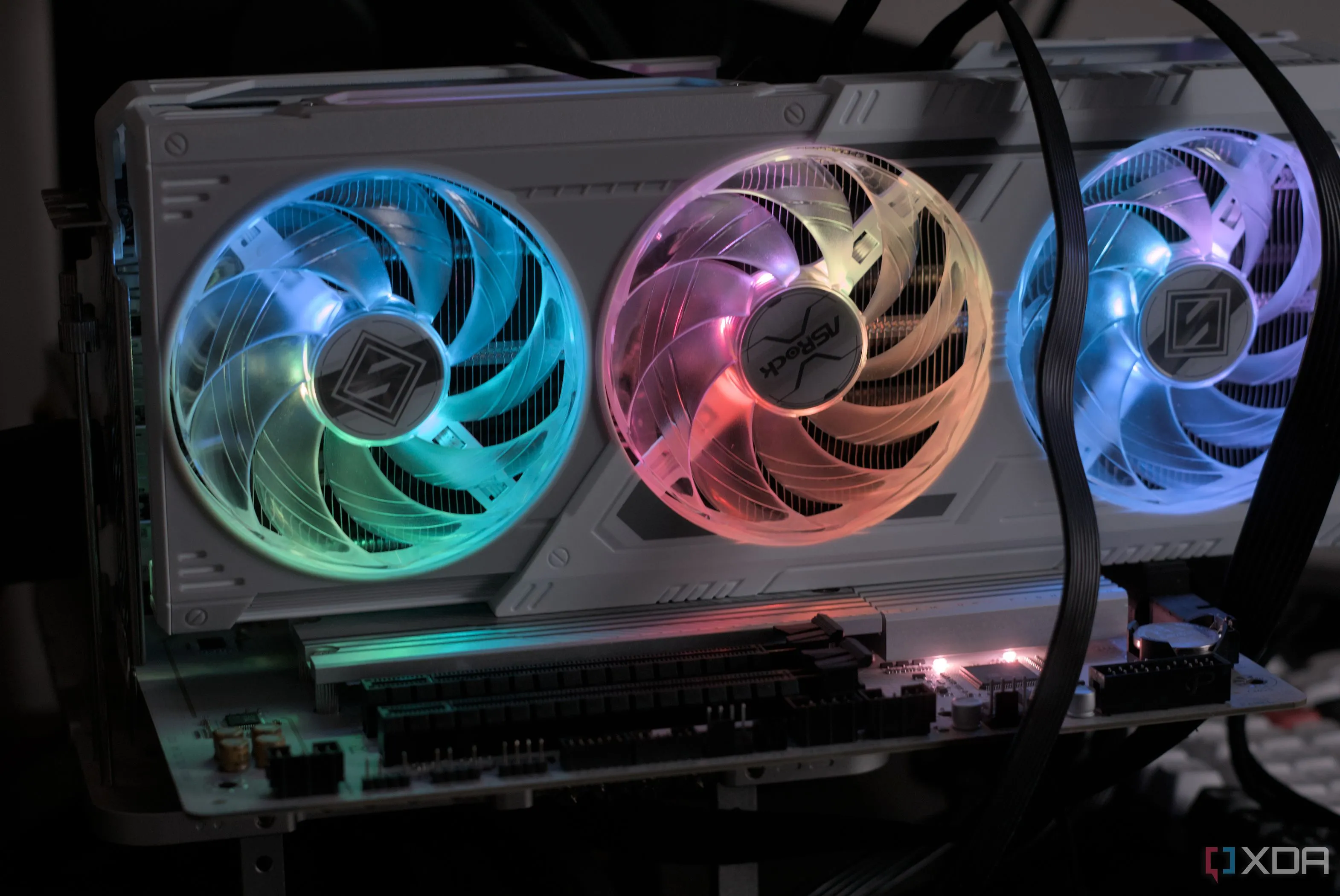 Card đồ họa ASRock Radeon RX 9070 Steel Legend với đèn RGB
