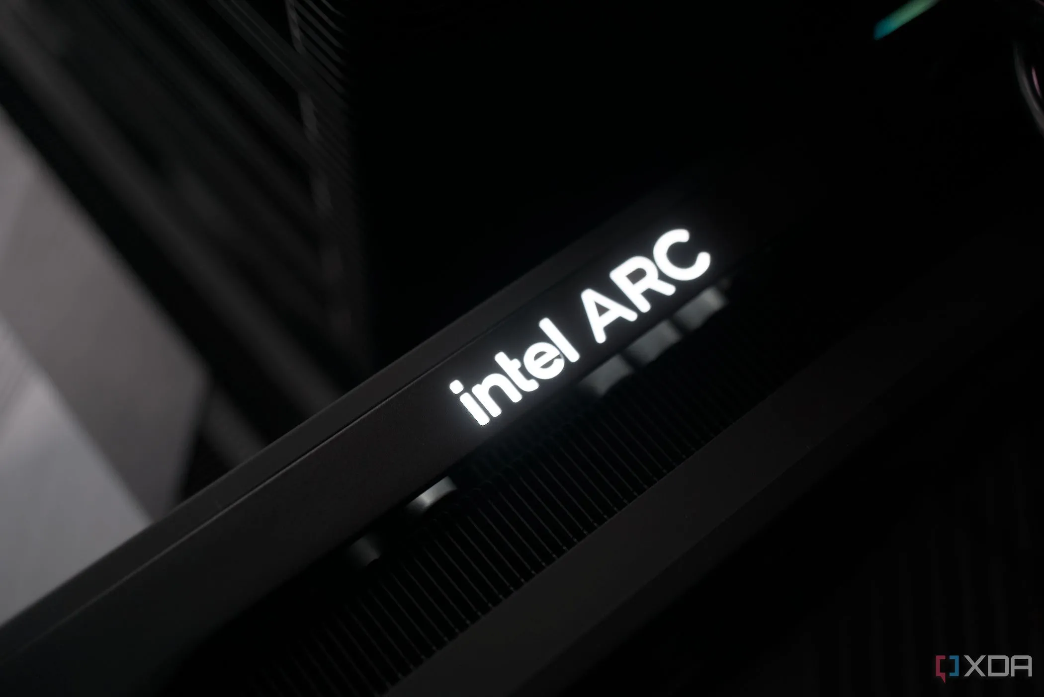 Card đồ họa Intel Arc B580 được lắp đặt, đại diện cho nỗ lực của Intel trong thị trường GPU và xu hướng phát triển đa dạng.