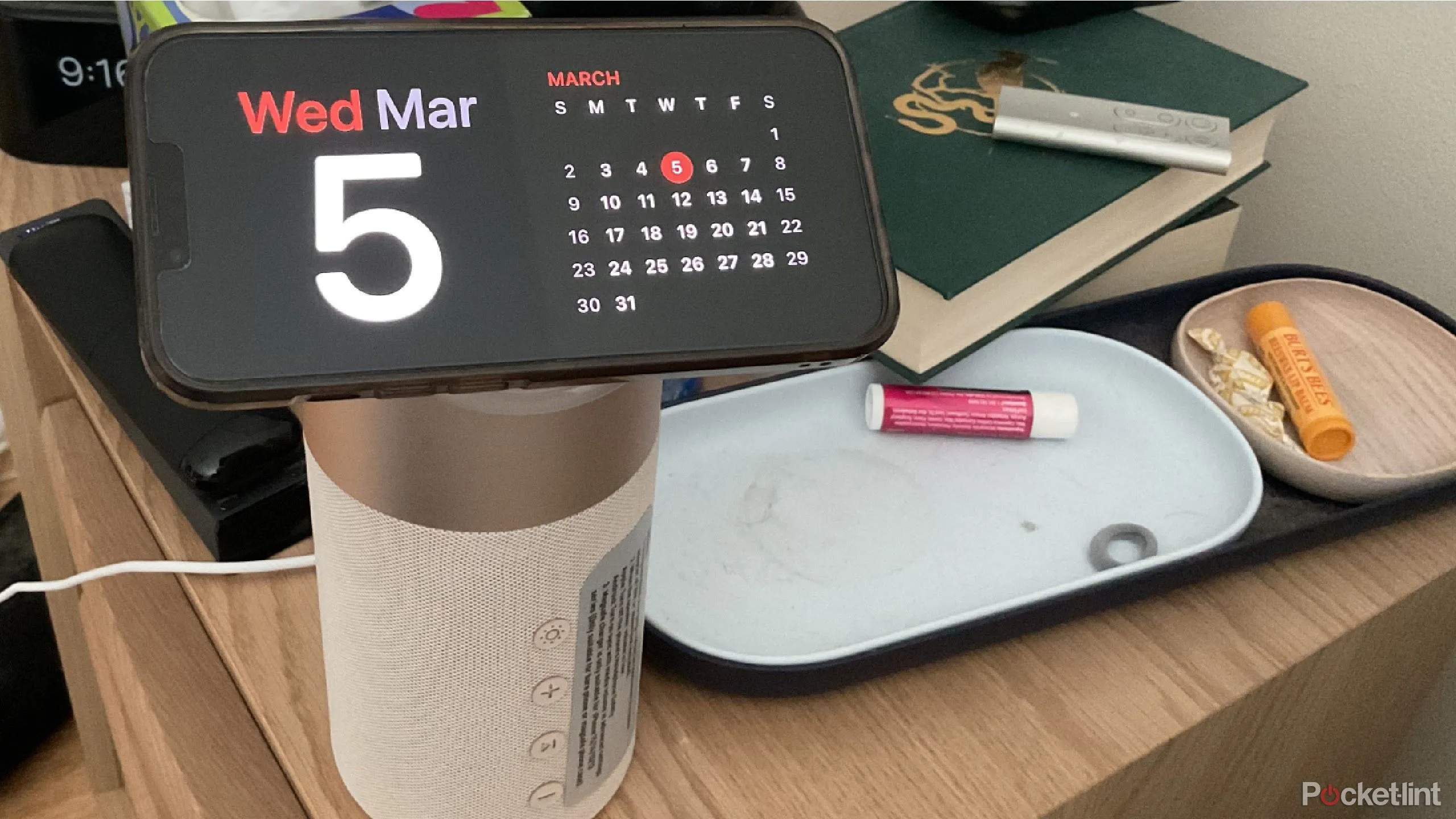 Chế độ Chờ (StandBy Mode) trên iPhone hiển thị widget lịch và giờ