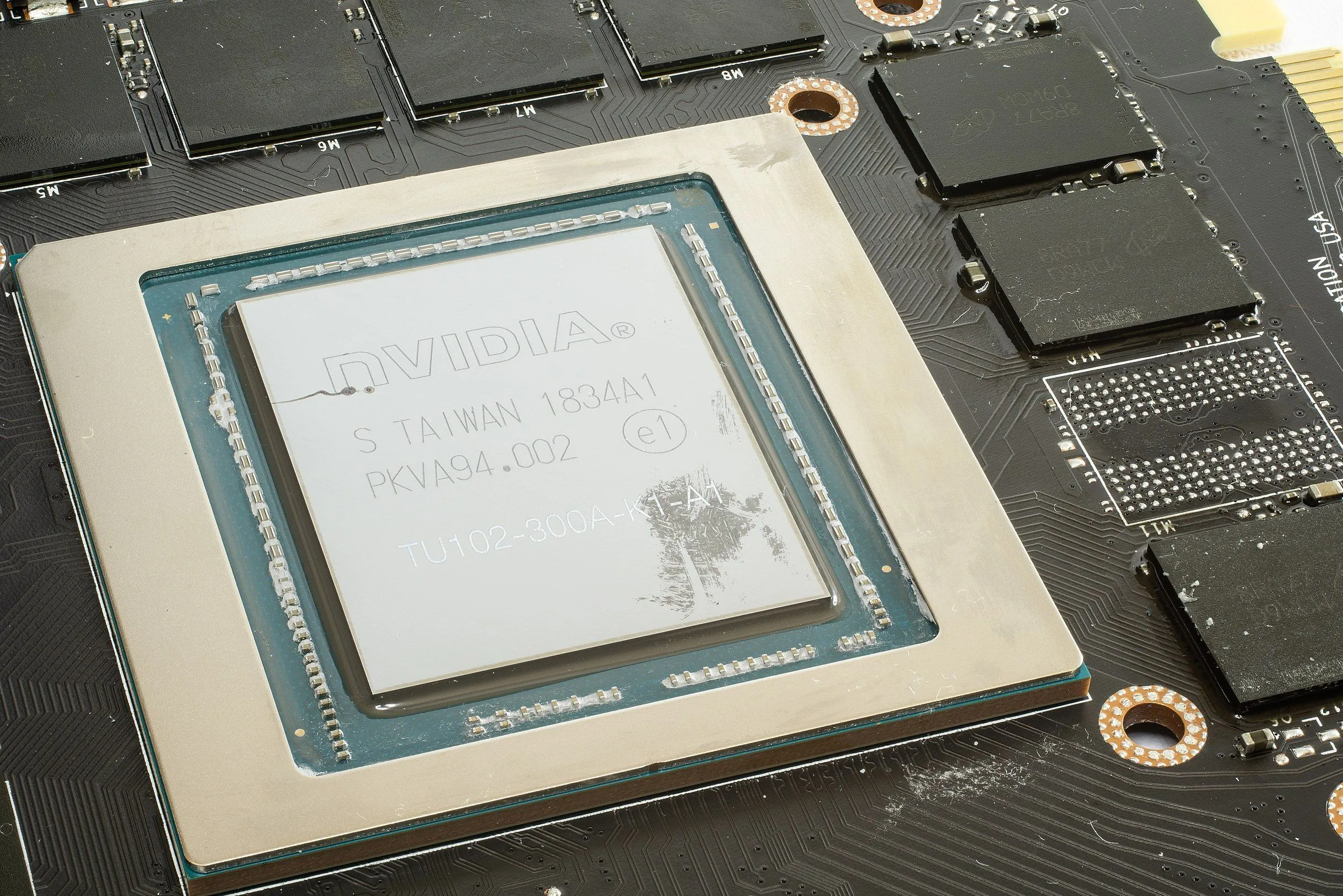 Chip GPU và bộ nhớ VRAM trên card đồ họa