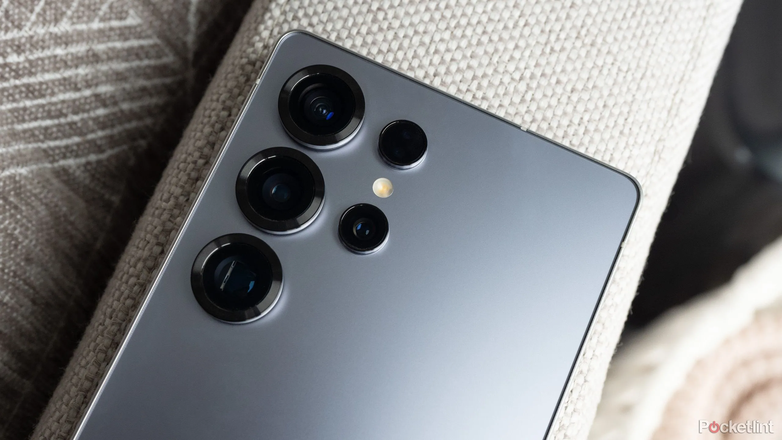 Cụm camera sau trên điện thoại Samsung Galaxy S25 Ultra với nhiều ống kính.