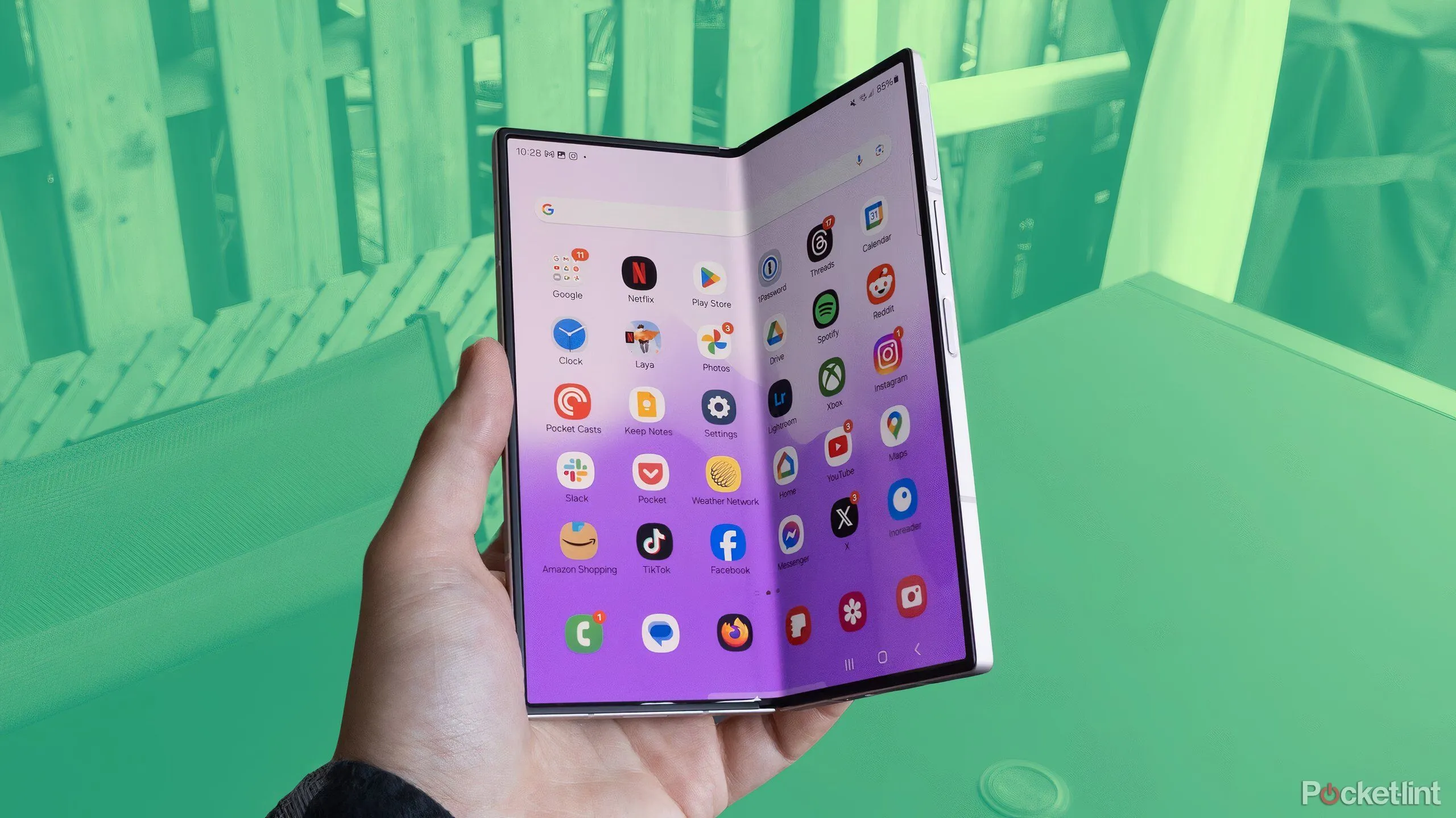 Điện thoại gập Galaxy Z Fold 6 trên nền xanh.