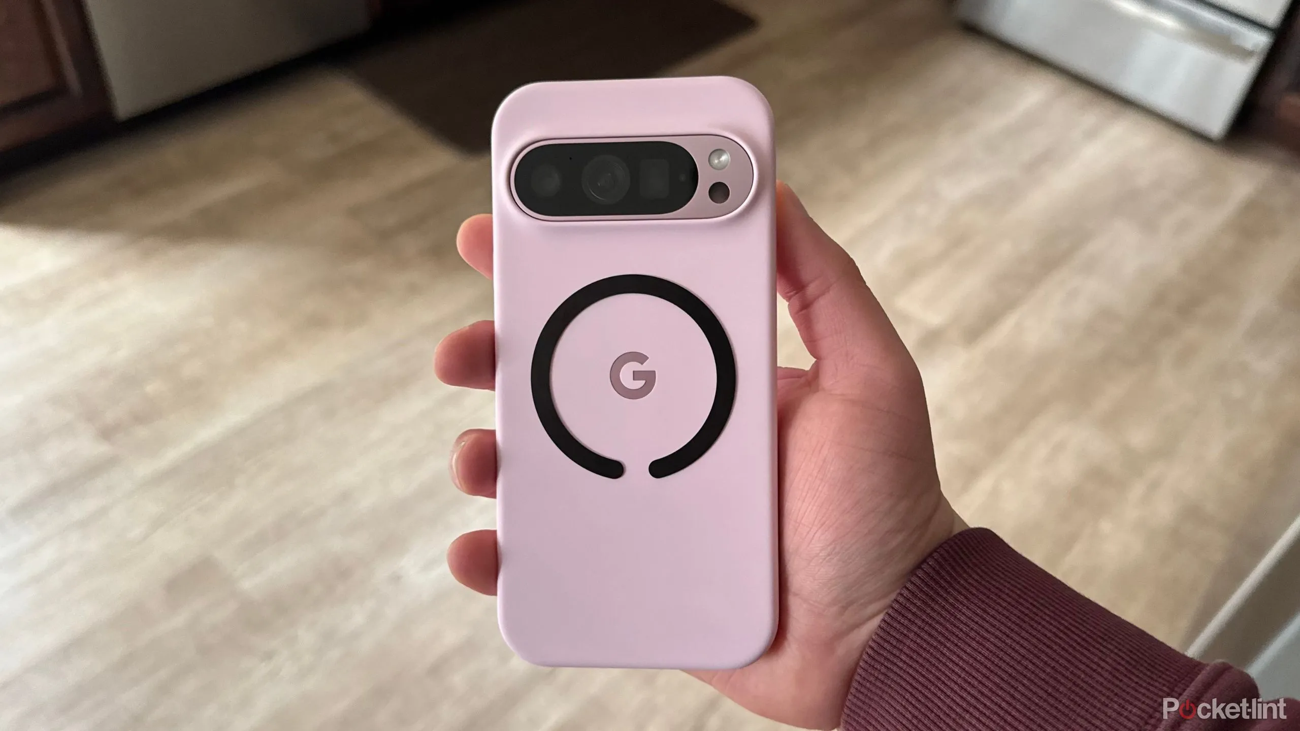 Điện thoại Google Pixel trang bị vòng MagSafe, minh họa khả năng sạc không dây từ tính trên Android
