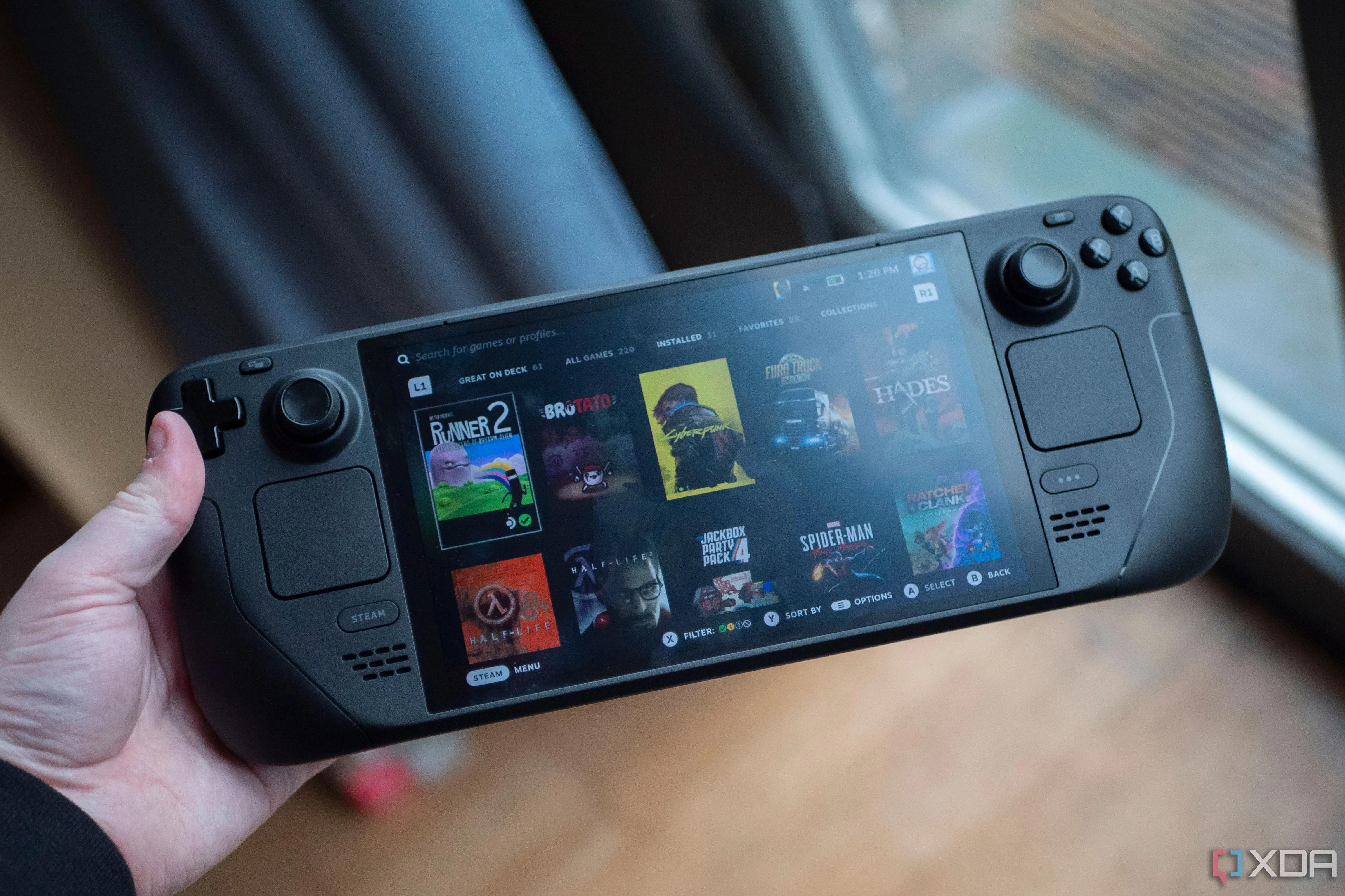 Giao diện Steam Deck OLED hiển thị thư viện game, minh họa trải nghiệm chơi game trên nền tảng Valve tương tự Bazzite