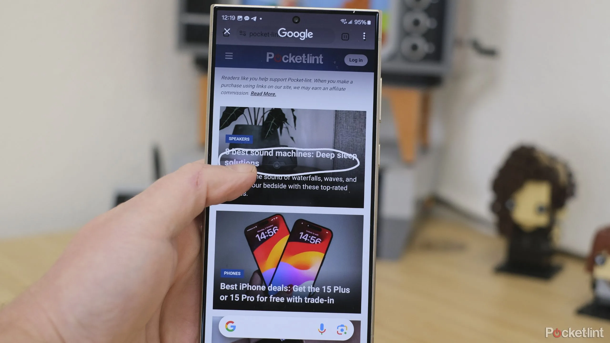 Giao diện tính năng Khoanh vùng tìm kiếm (Circle to Search) trên điện thoại Samsung, hiển thị thao tác vẽ khoanh một vật thể trên màn hình
