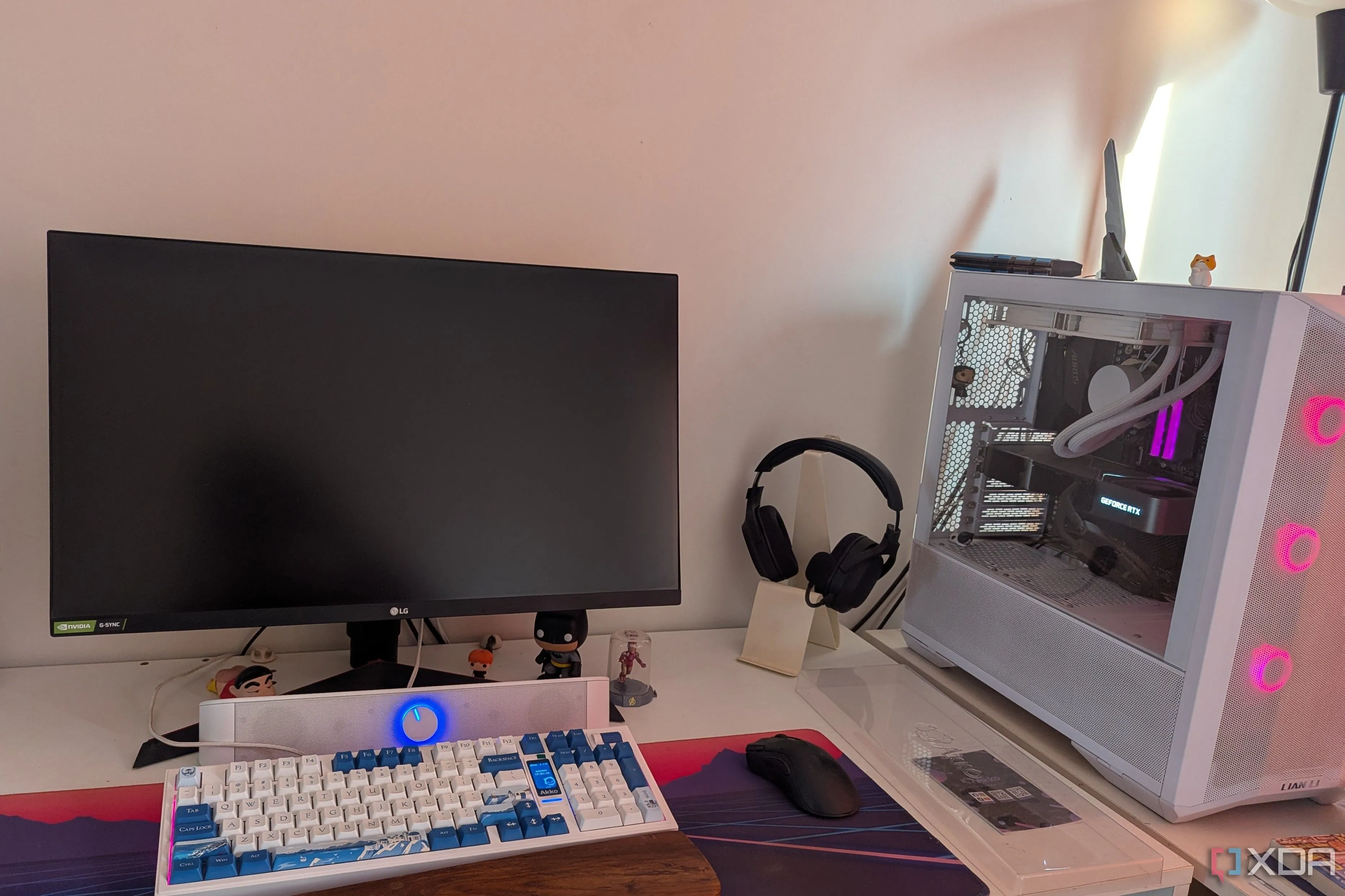 Góc setup PC gaming với màn hình đang tắt