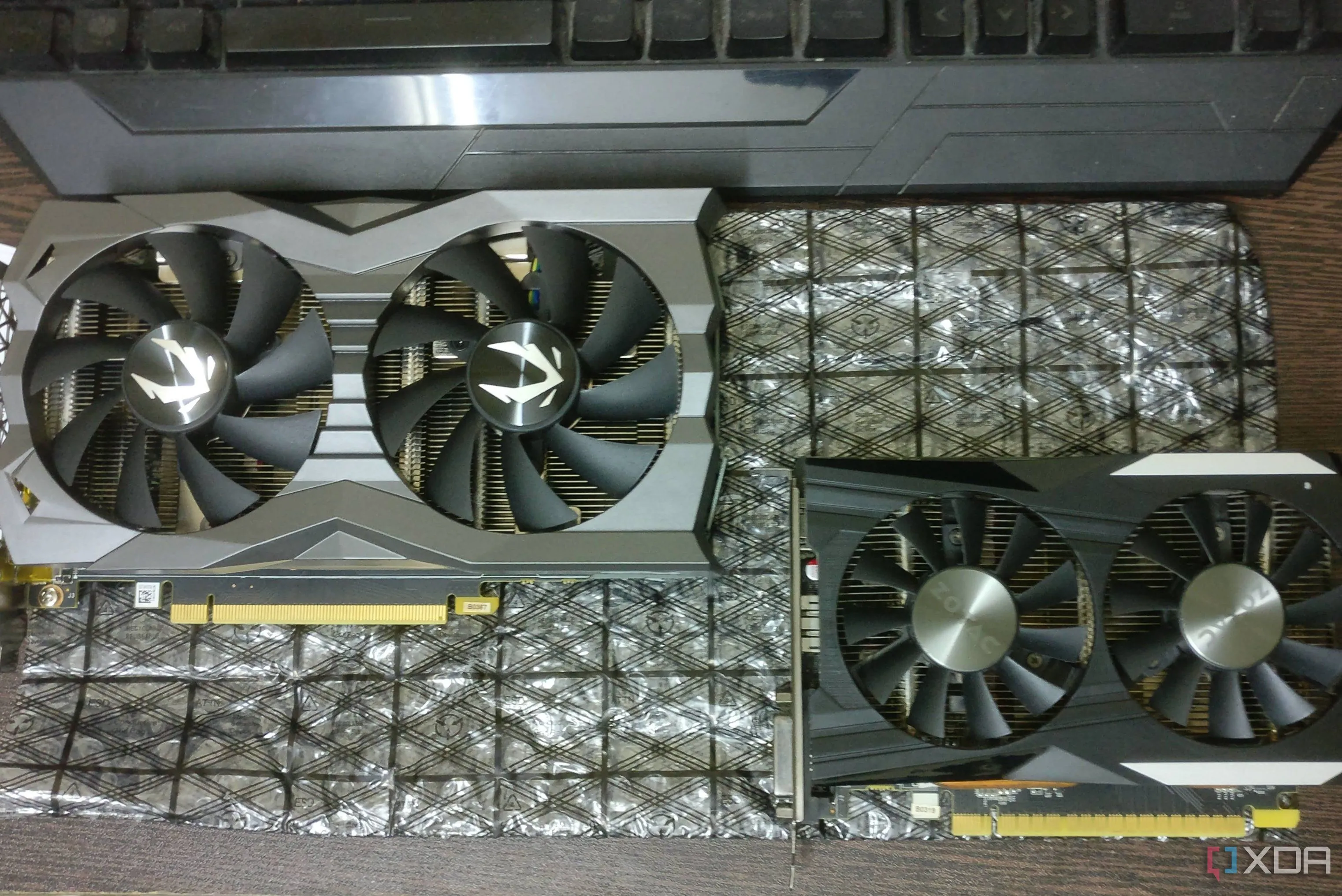 Hai card đồ họa NVIDIA GTX 1660 Ti và GTX 1050 Ti đặt trên bàn