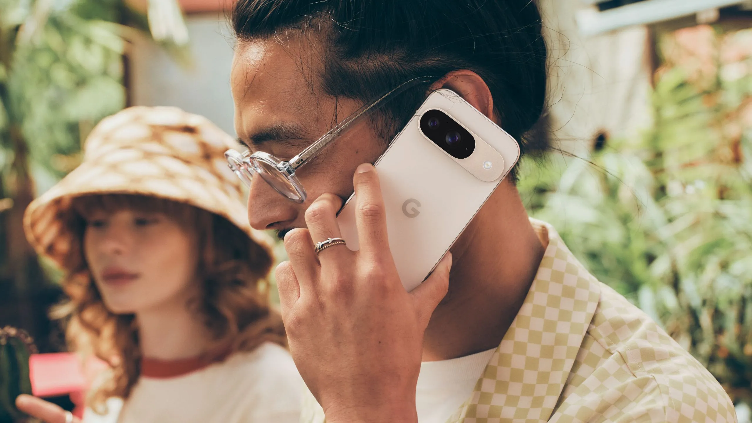 Hình ảnh điện thoại Google Pixel 9, mẫu điện thoại có các tính năng cạnh tranh với Call Screening và Hold Assist của iPhone