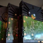 Hình ảnh mặt sau của nhiều ổ cứng HDD được xếp chồng lên nhau, minh họa khả năng lưu trữ dung lượng lớn cho dữ liệu nguội.