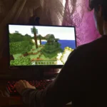 Hình ảnh người dùng đang chơi game trên máy tính xách tay