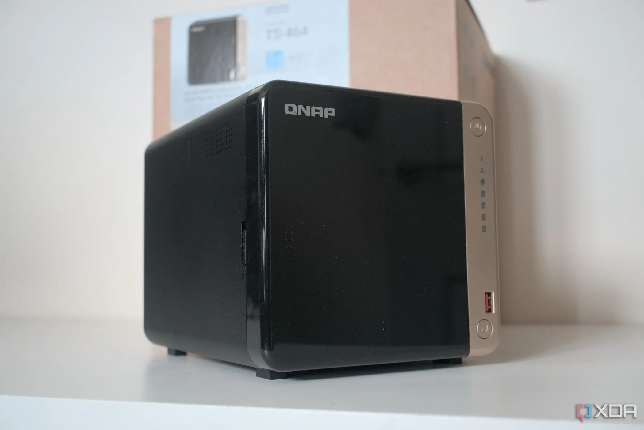Hình ảnh tổng thể máy chủ NAS QNAP TS-464, thường được sử dụng làm máy chủ media tại gia.