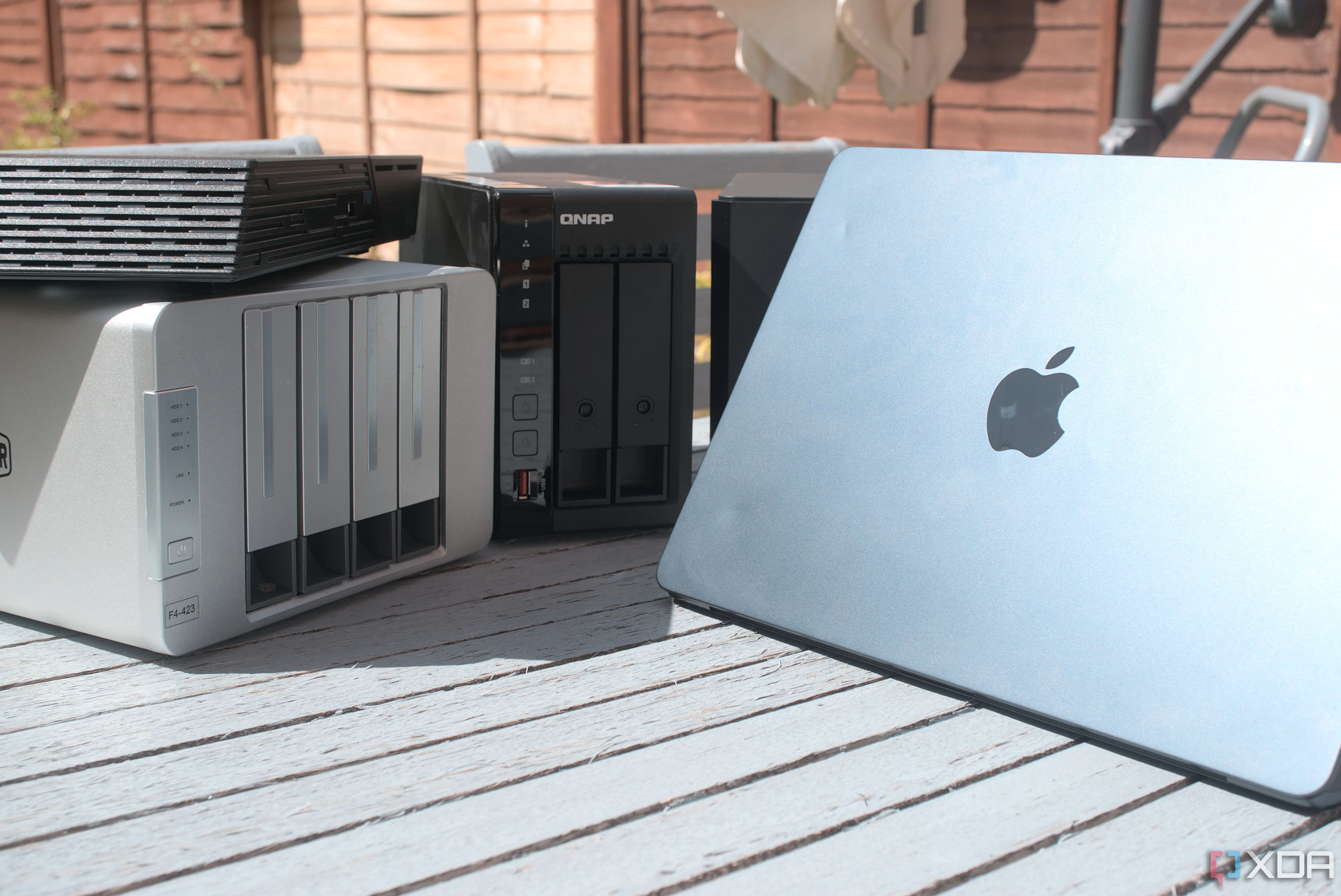 Laptop kết nối với thiết bị NAS, minh họa việc sử dụng các công cụ sao lưu và snapshot tích hợp trên hệ thống Btrfs