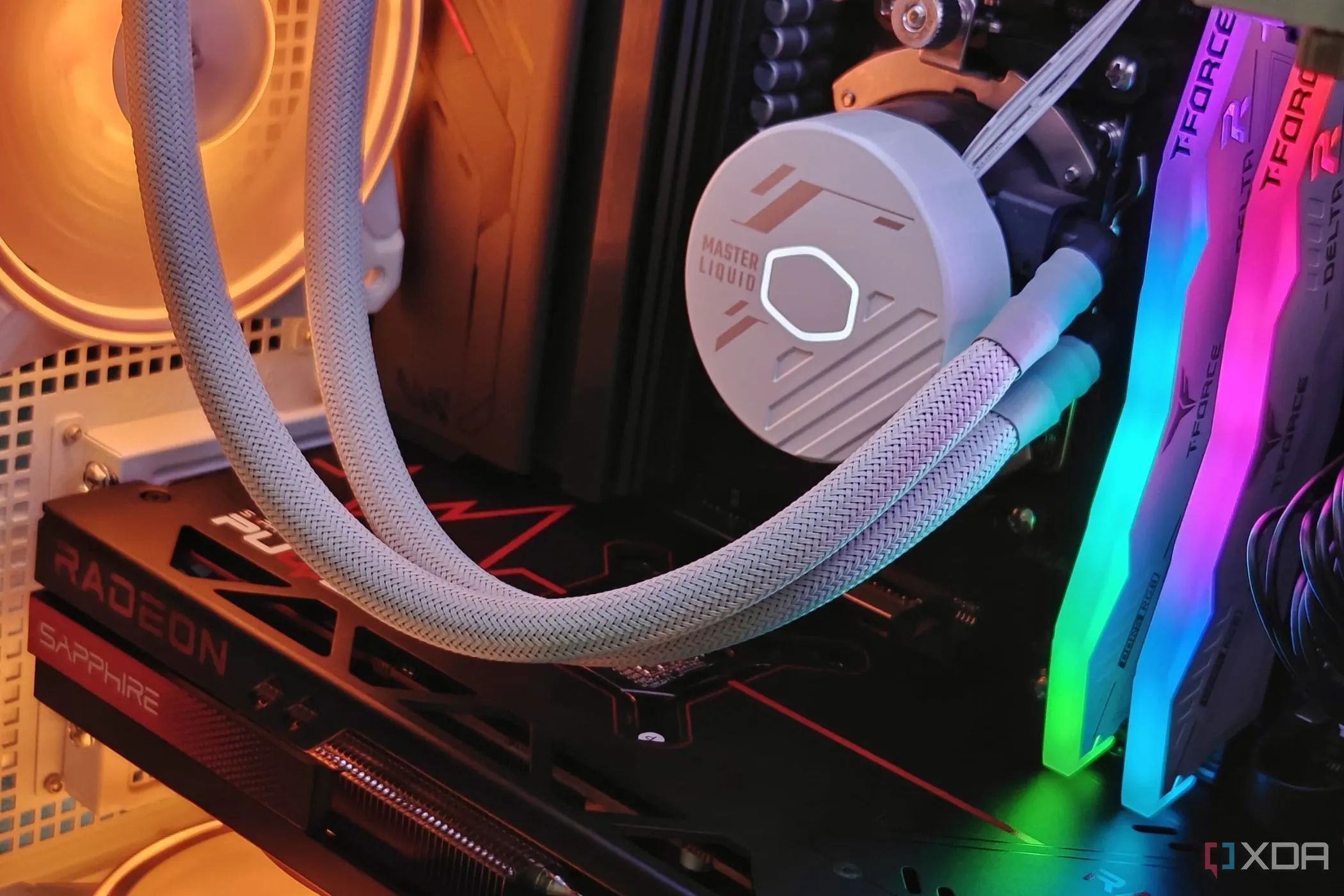 Linh kiện bên trong máy tính gaming với đèn RGB