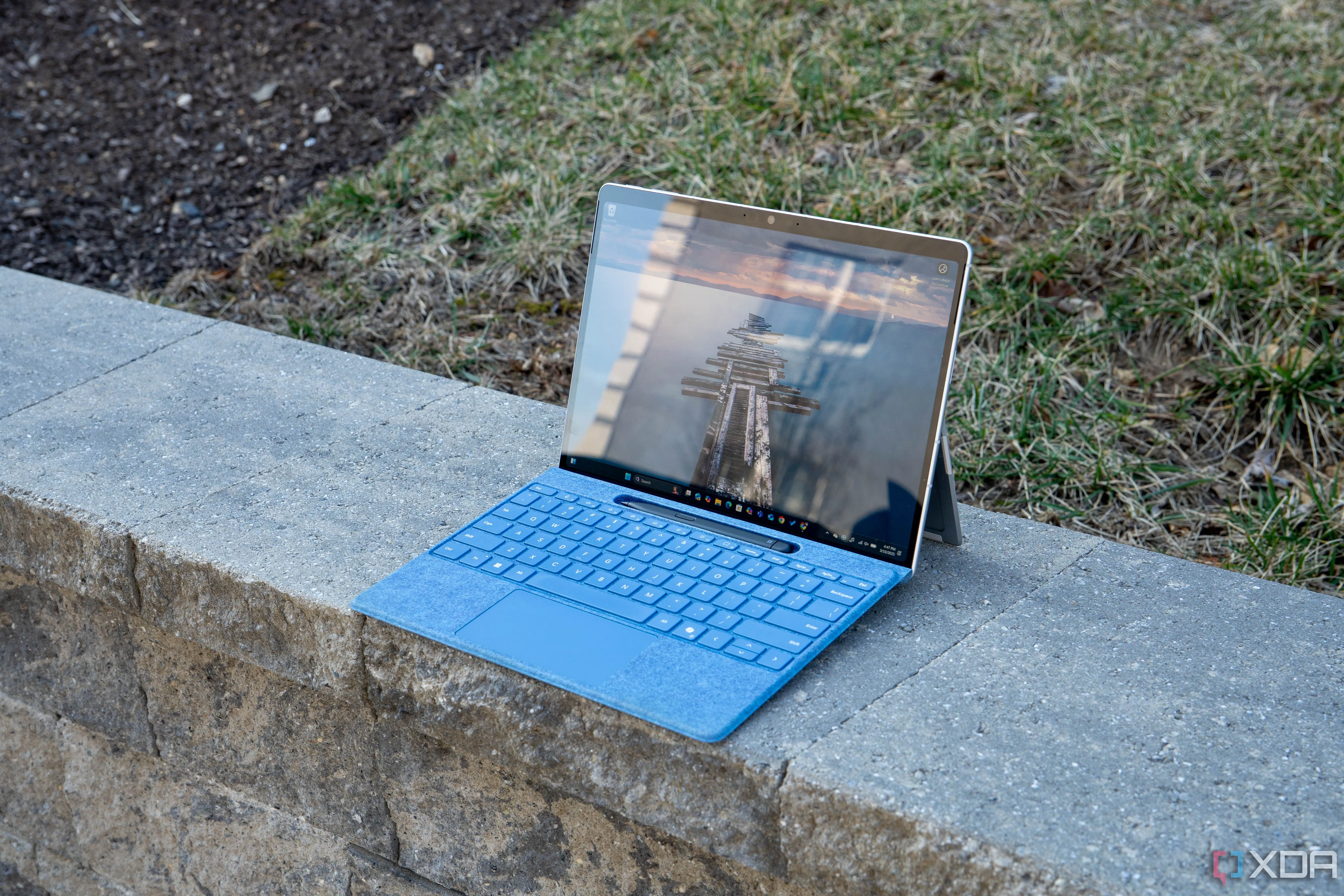 Màn hình cảm ứng OLED 13 inch rực rỡ của Microsoft Surface Pro 11 hiển thị giao diện Windows 11.