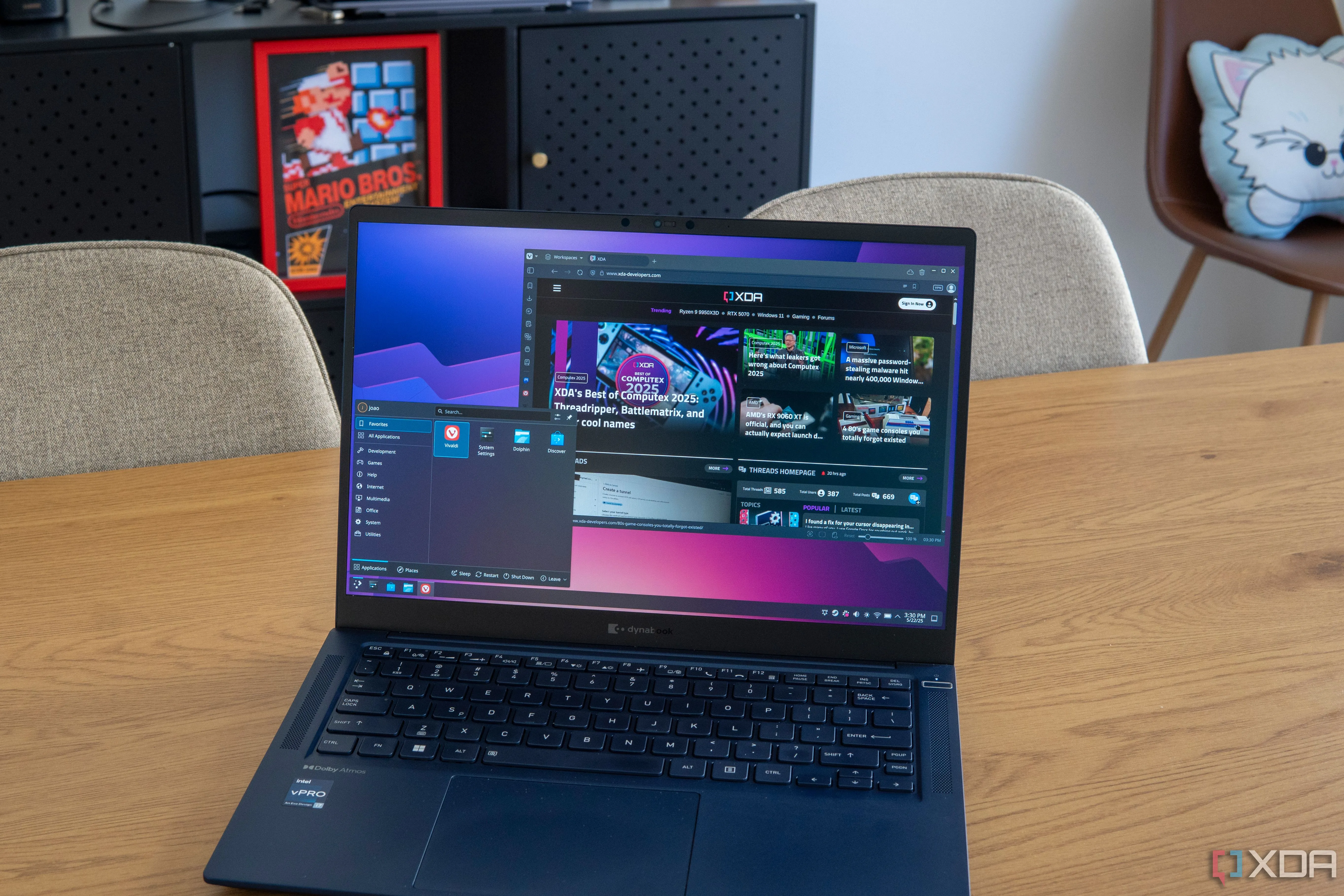 Màn hình laptop hiển thị giao diện hệ điều hành Linux, minh họa cho việc tích hợp tự nhiên của Btrfs