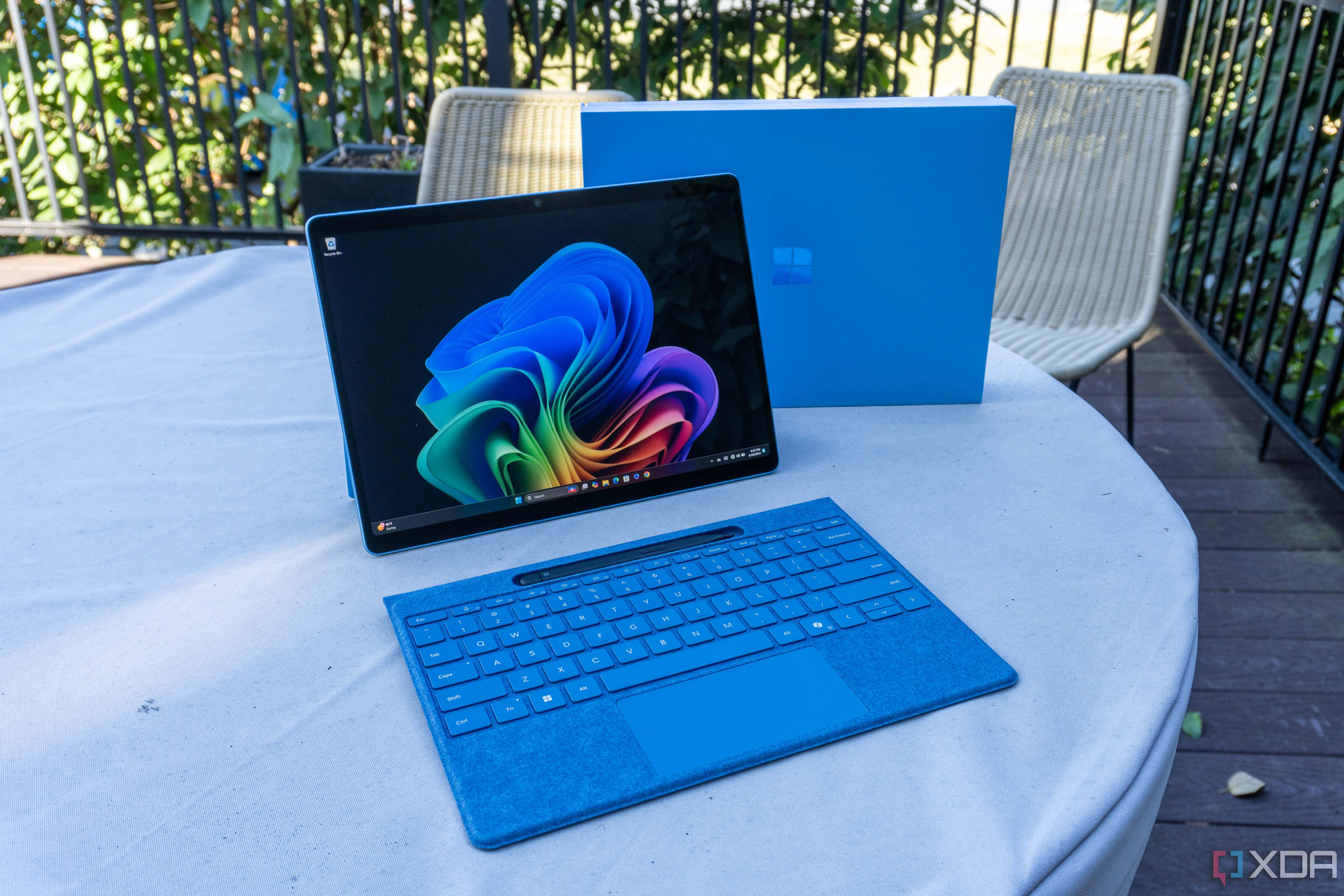 Mặt bên của Microsoft Surface Pro 11 gắn bàn phím, cho thấy độ mỏng và cổng kết nối.