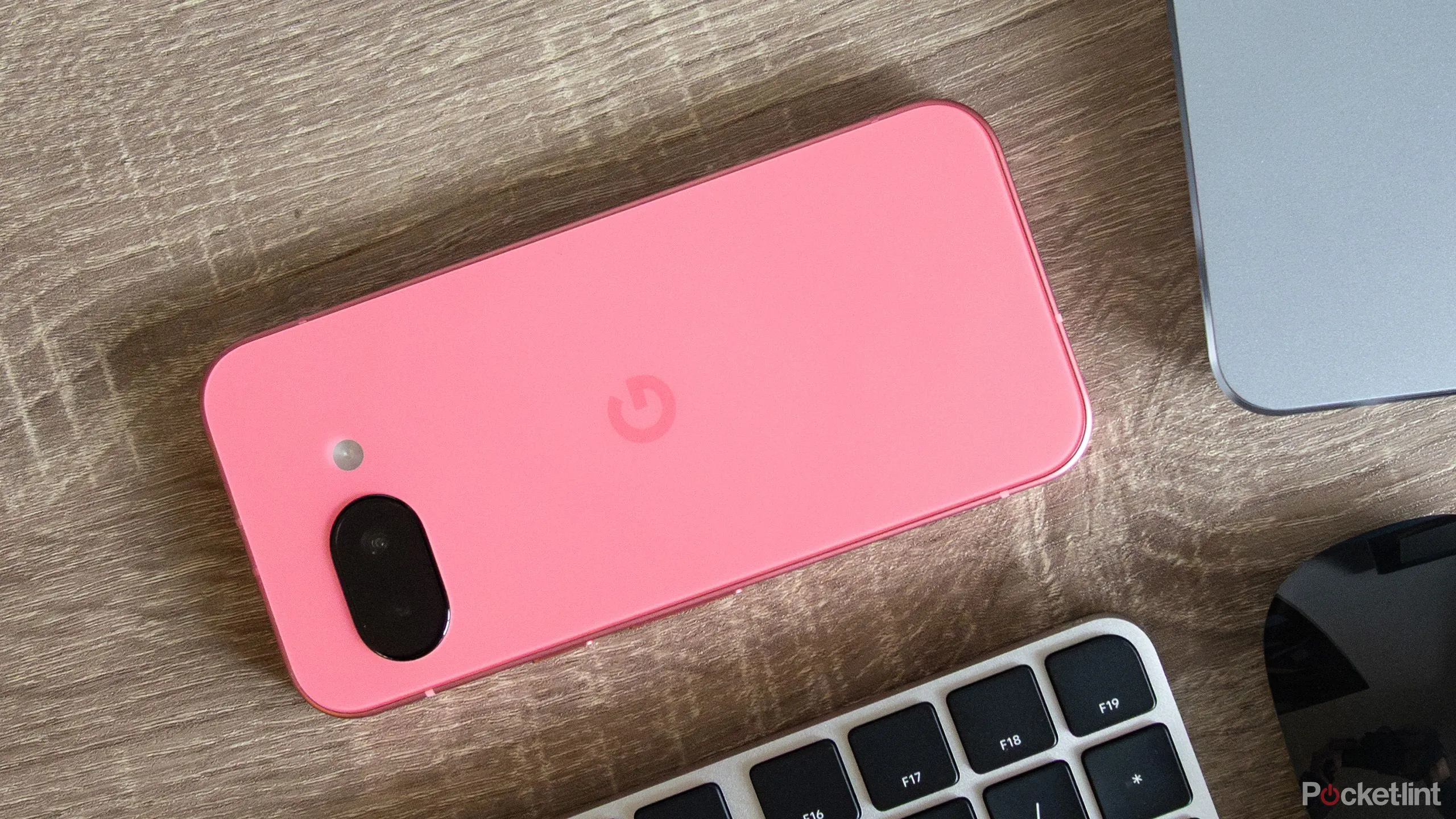 Mặt lưng và cạnh viền của điện thoại Google Pixel 9a