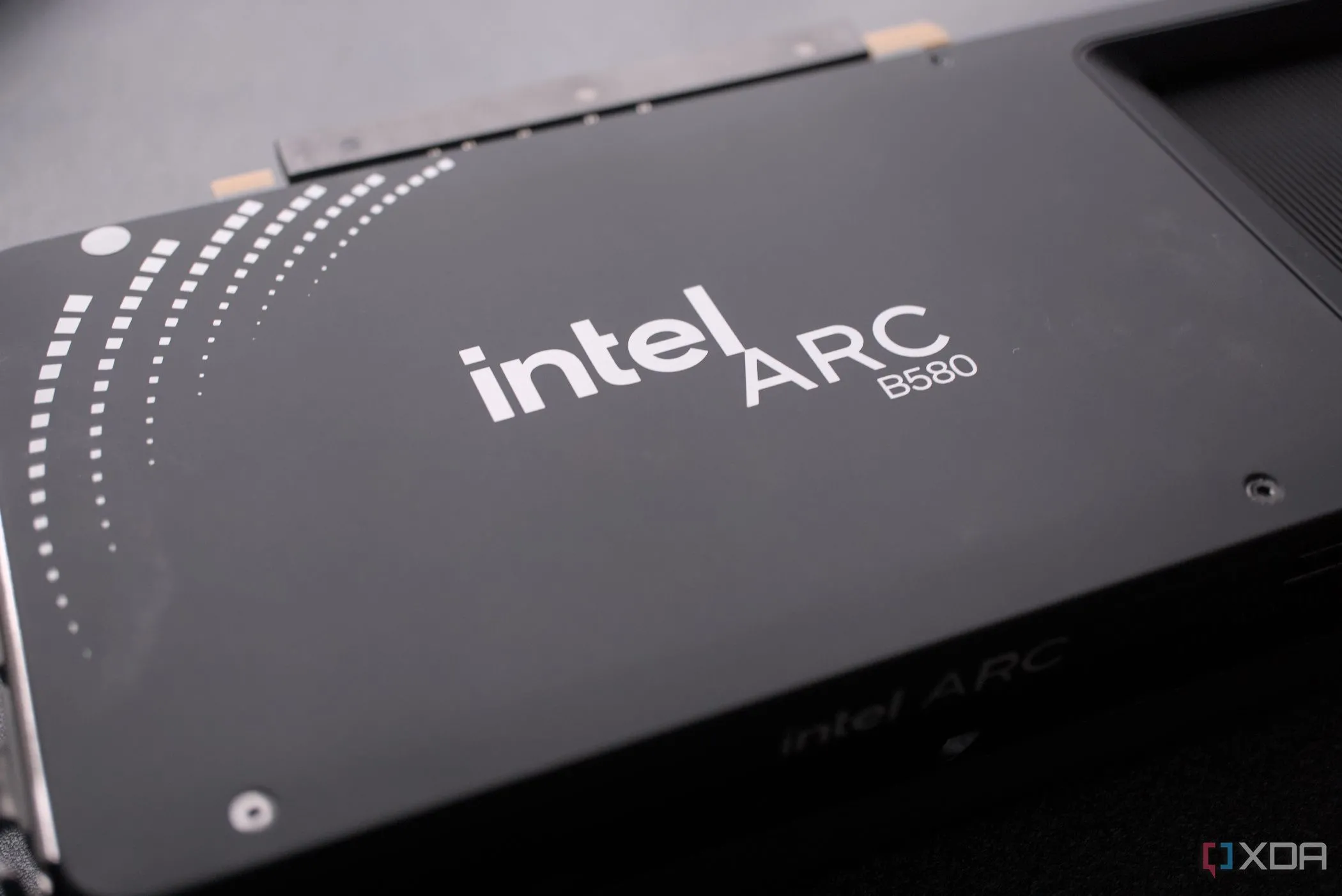 Mặt sau của card đồ họa Intel Arc B580, cho thấy tản nhiệt và các kết nối