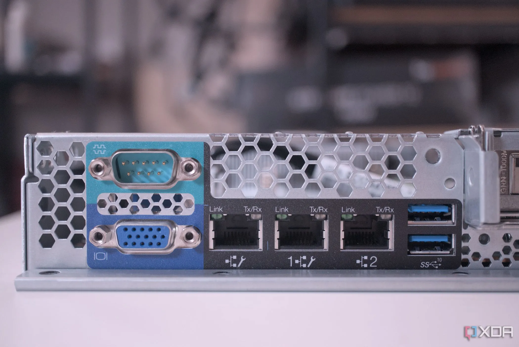 Mặt sau của máy chủ (server) Lenovo ThinkServer với các cổng kết nối