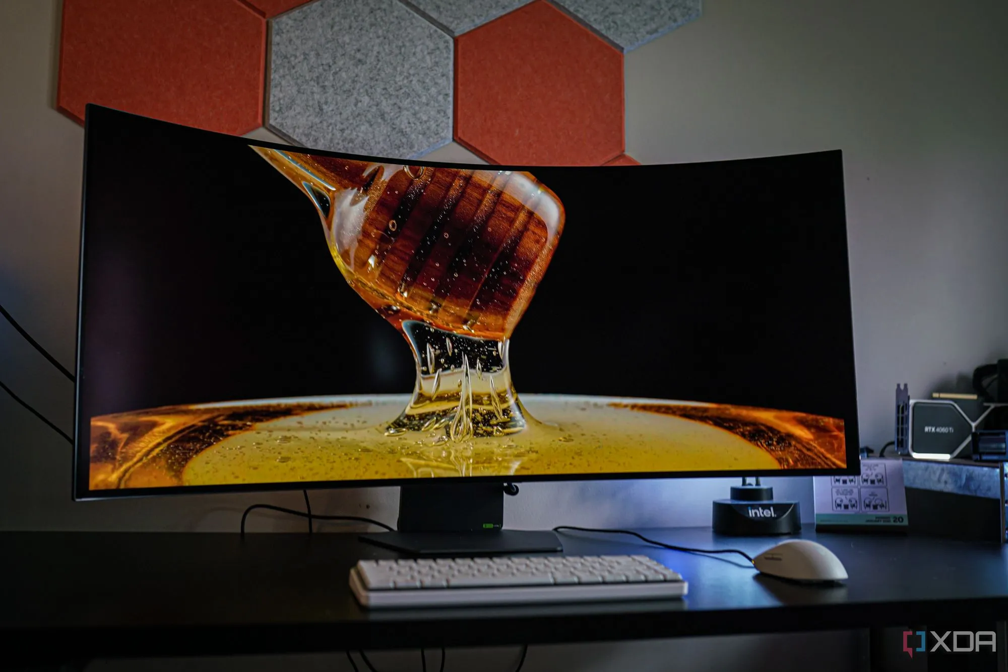 Mặt sau màn hình LG UltraGear 5K2K OLED cho thấy các cổng kết nối