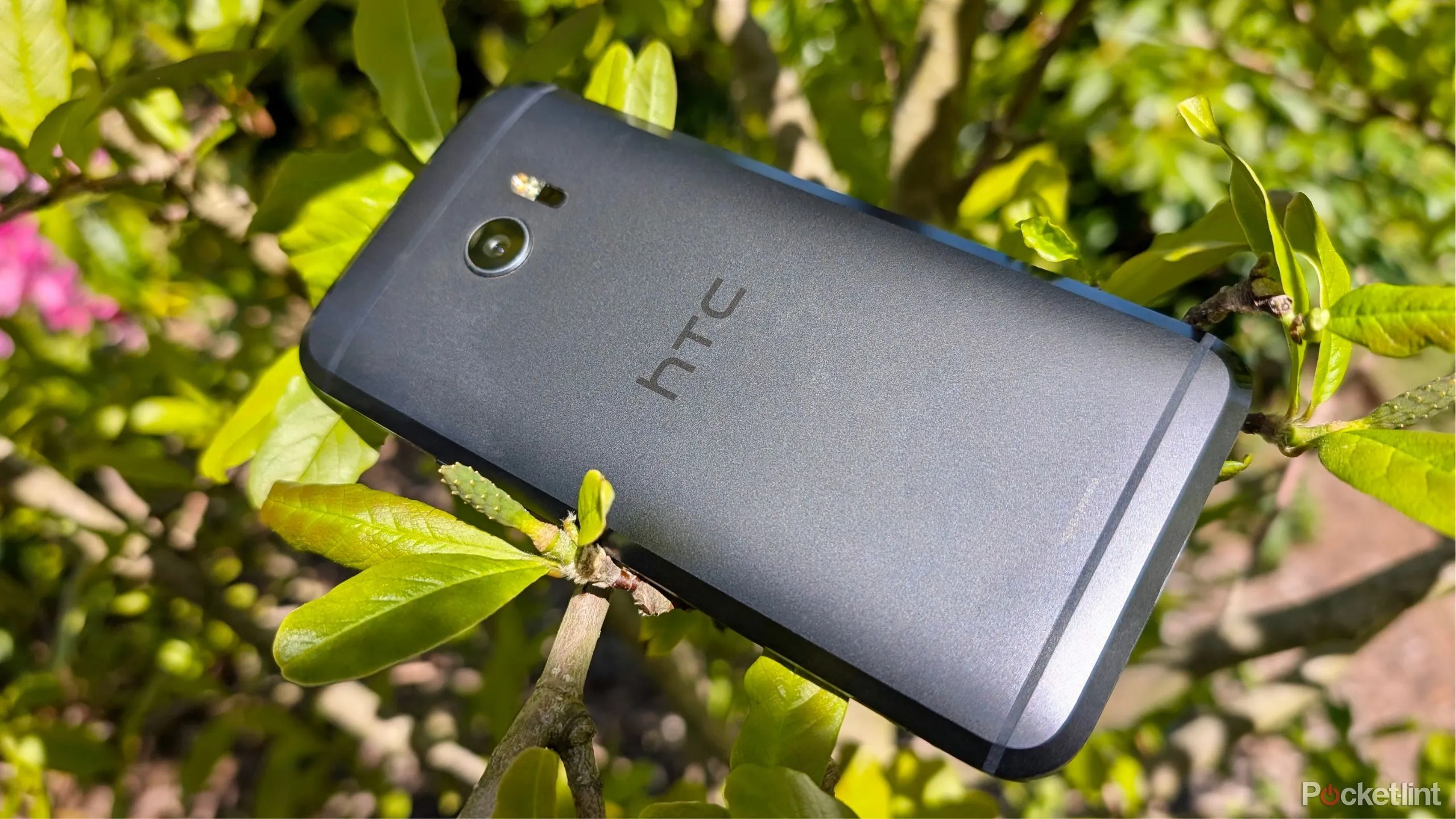 Mặt sau và cạnh bên của HTC 10, thể hiện thiết kế kim loại nguyên khối