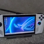 Máy chơi game cầm tay ROG Ally hiển thị màn hình desktop Windows