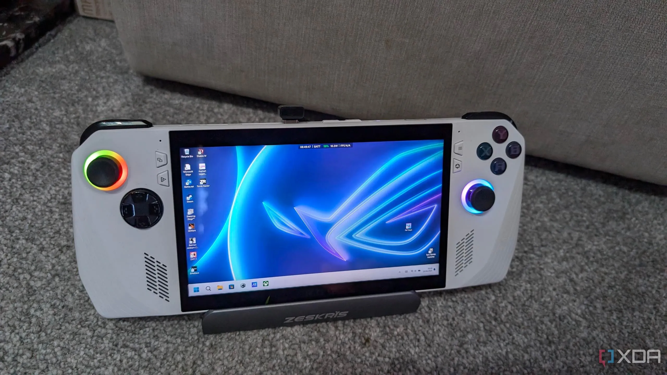Máy chơi game cầm tay ROG Ally hiển thị màn hình desktop Windows