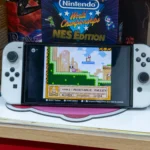 Máy chơi game Nintendo Switch OLED đang hiển thị trò chơi Kirby