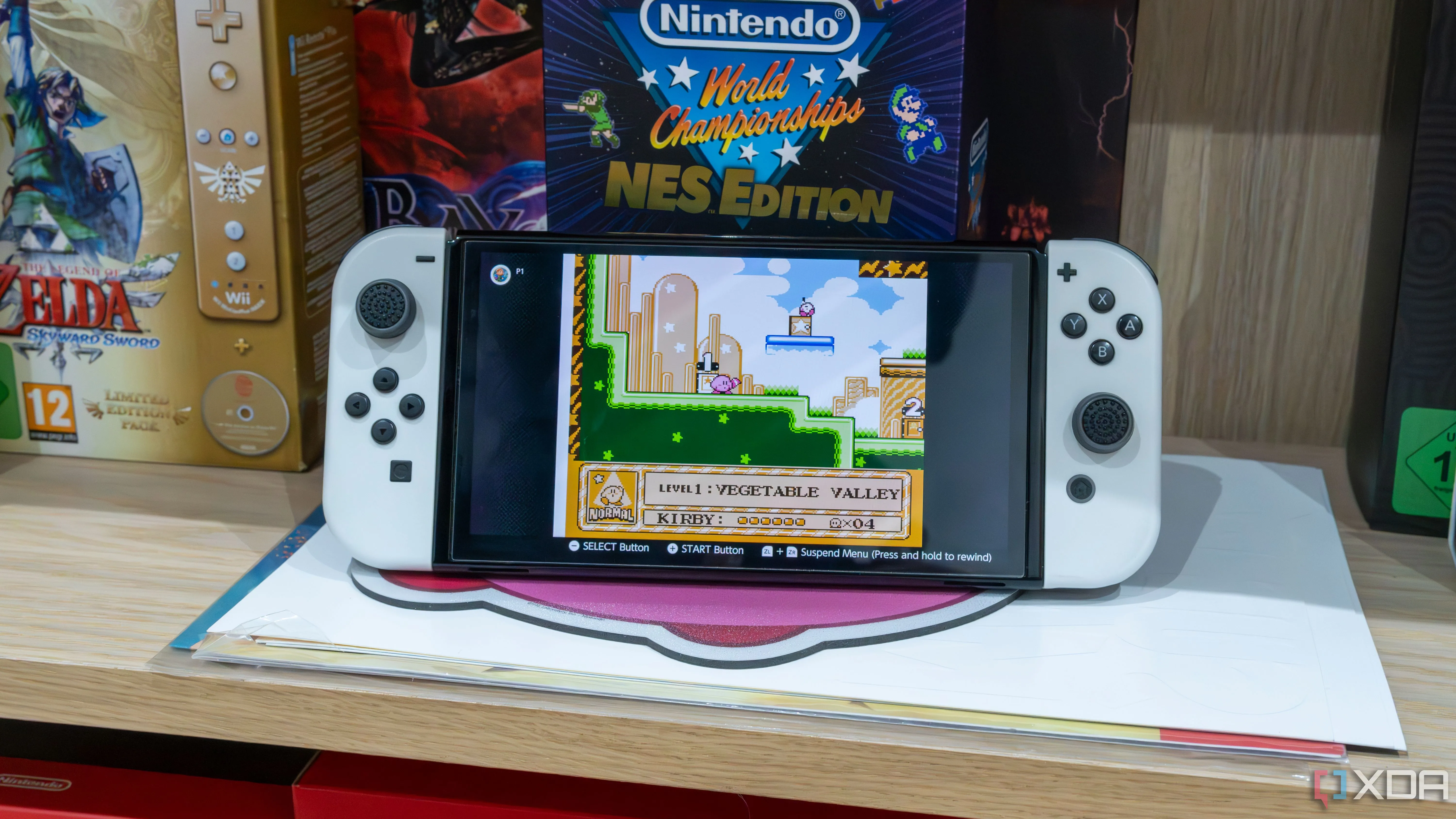 Máy chơi game Nintendo Switch OLED đang hiển thị trò chơi Kirby