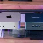 Máy Mac Mini M4 đặt cạnh máy tính mini PC Geekom