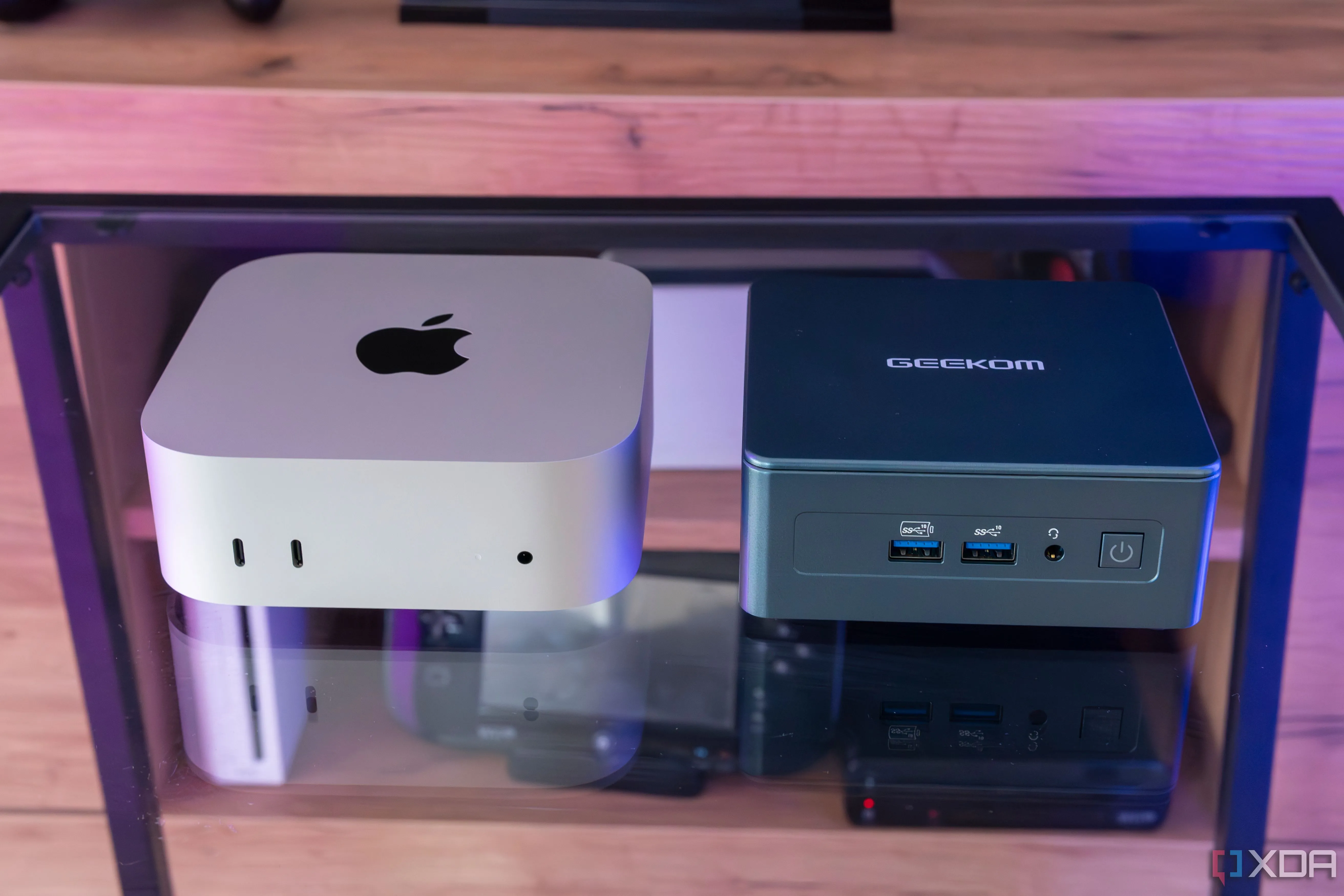 Máy Mac Mini M4 đặt cạnh máy tính mini PC Geekom