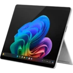 Máy tính bảng Microsoft Surface Pro 11 màu bạc với bàn phím Flex Keyboard tháo rời, nhìn từ phía trước