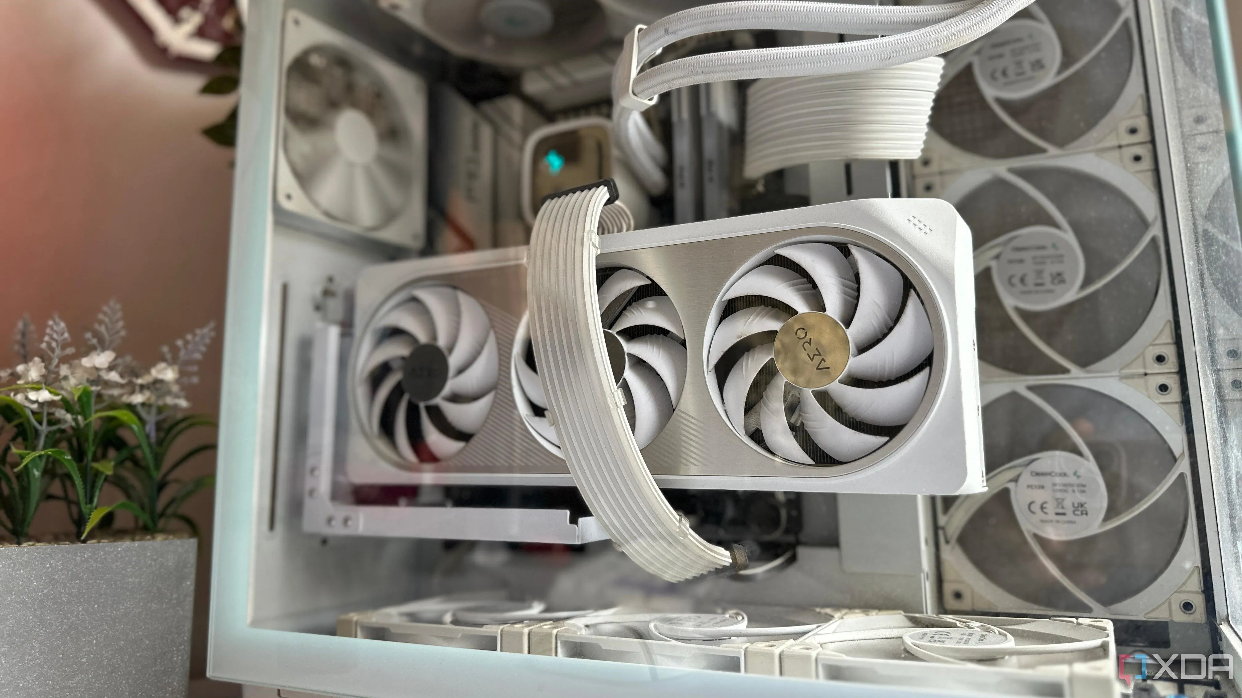 Máy tính gaming màu trắng với card đồ họa trắng