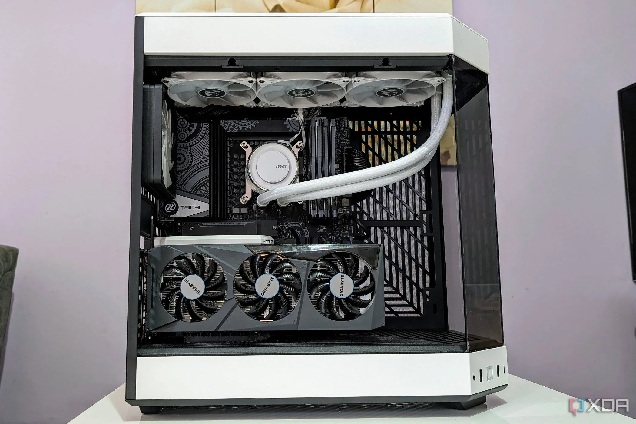 Máy tính trong case màu trắng với tản nhiệt nước AIO màu trắng