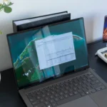 Máy tính xách tay chạy Windows 11 hiển thị Công cụ Giám sát Hiệu suất (Performance Monitor)