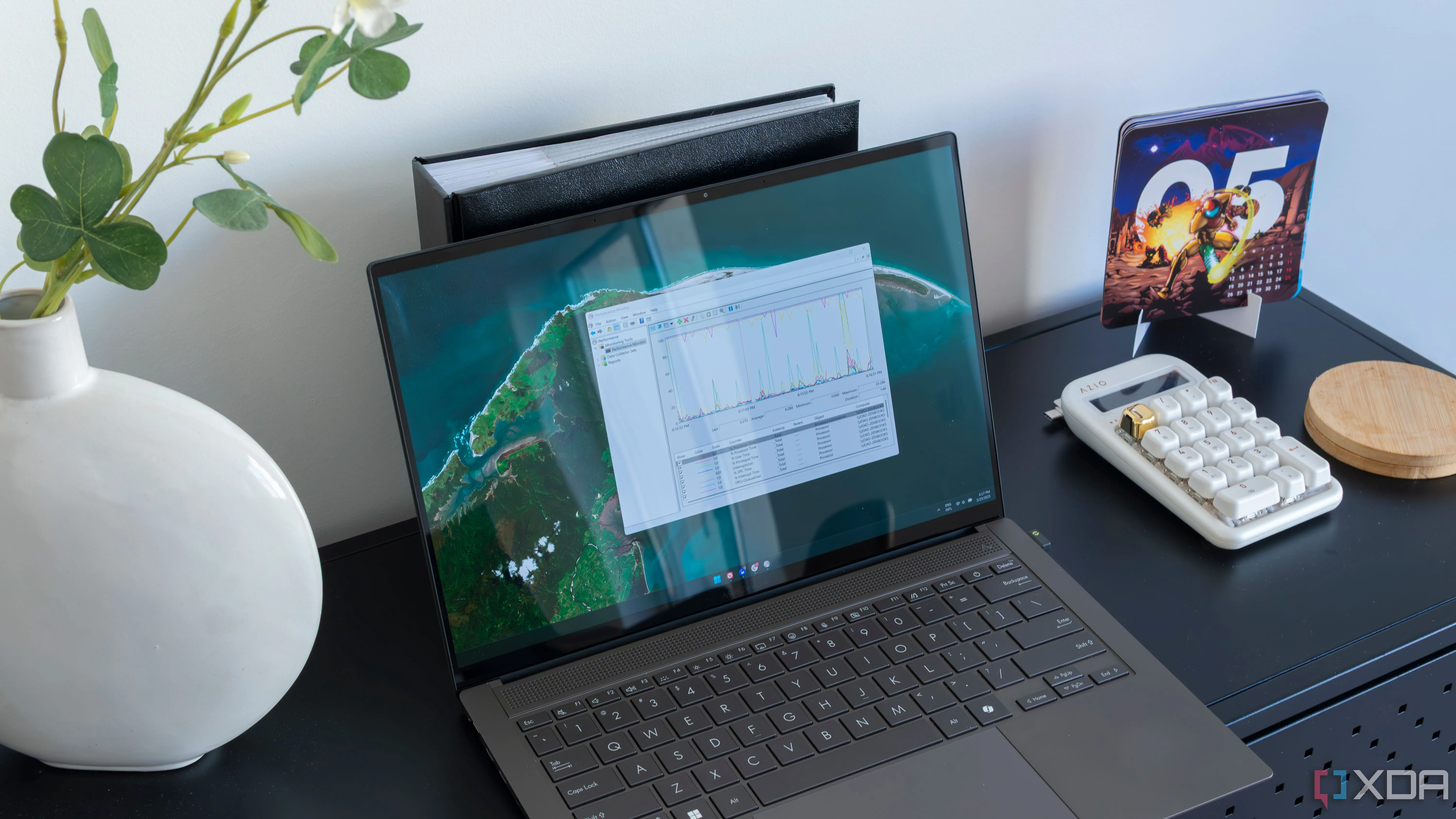 Máy tính xách tay chạy Windows 11 hiển thị Công cụ Giám sát Hiệu suất (Performance Monitor)