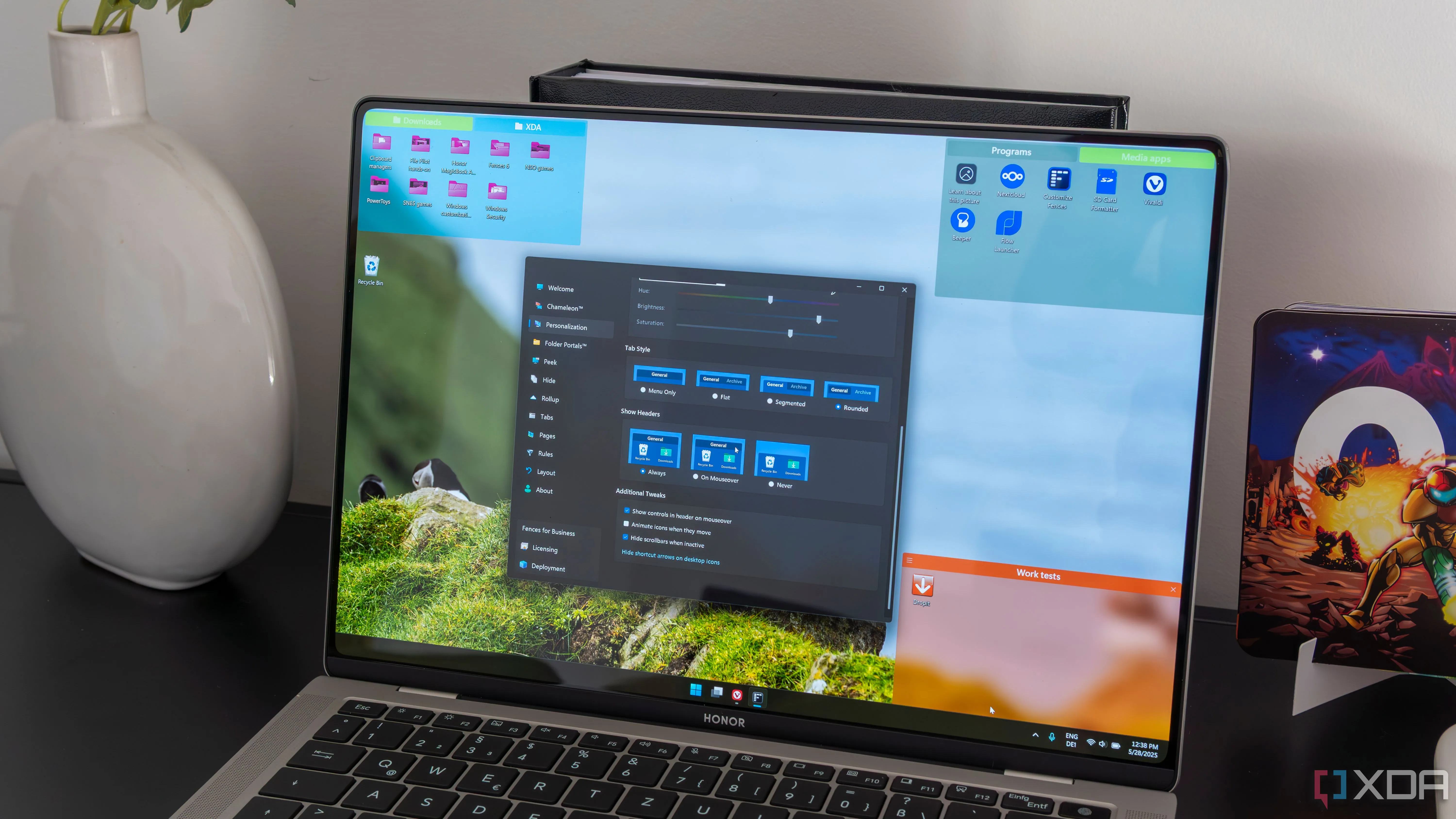 Máy tính xách tay hiển thị giao diện Windows 11