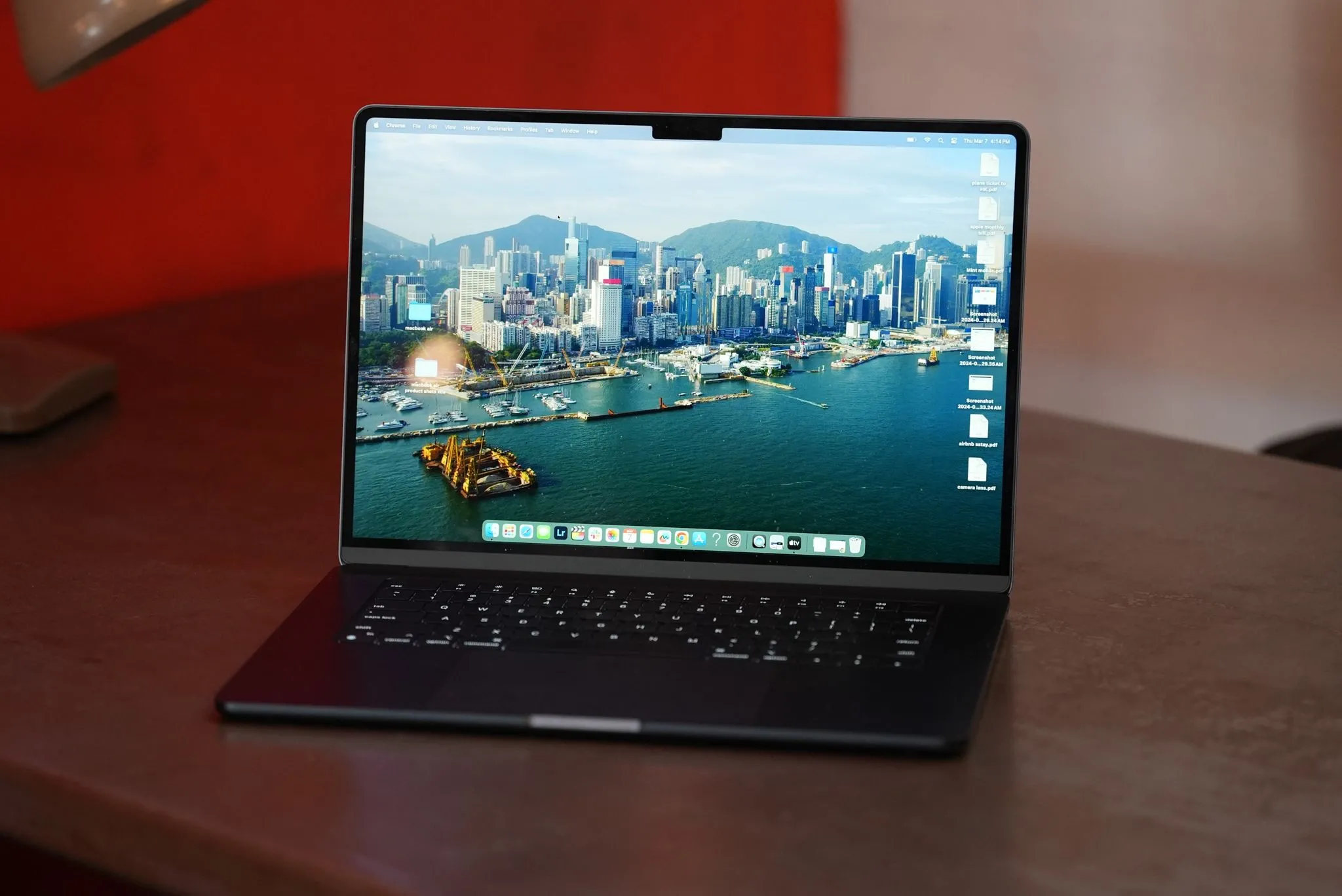 Máy tính xách tay MacBook Air M3 đặt trên bàn