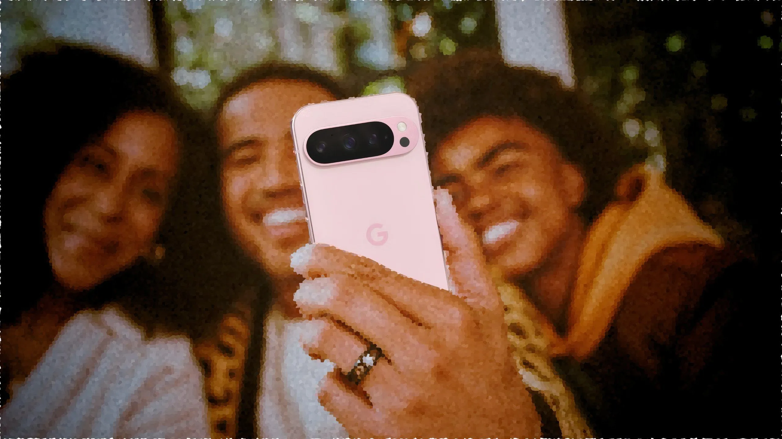 Mọi người chụp ảnh selfie bằng điện thoại Pixel 9 Pro, minh họa tính năng zoom.
