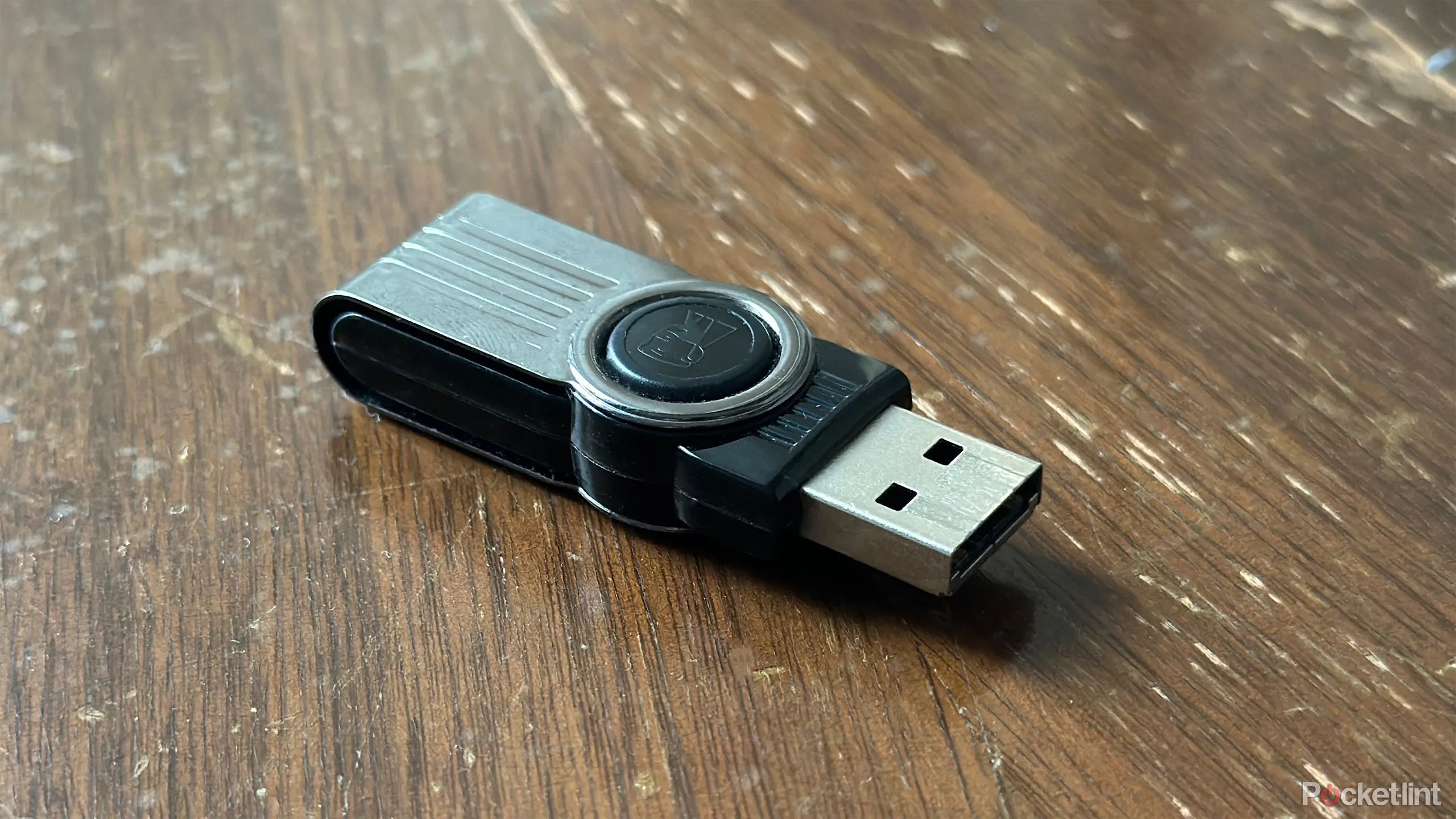 Một chiếc USB flash drive kiểu cũ, minh họa thiết bị phổ biến sử dụng chuẩn USB 2.0