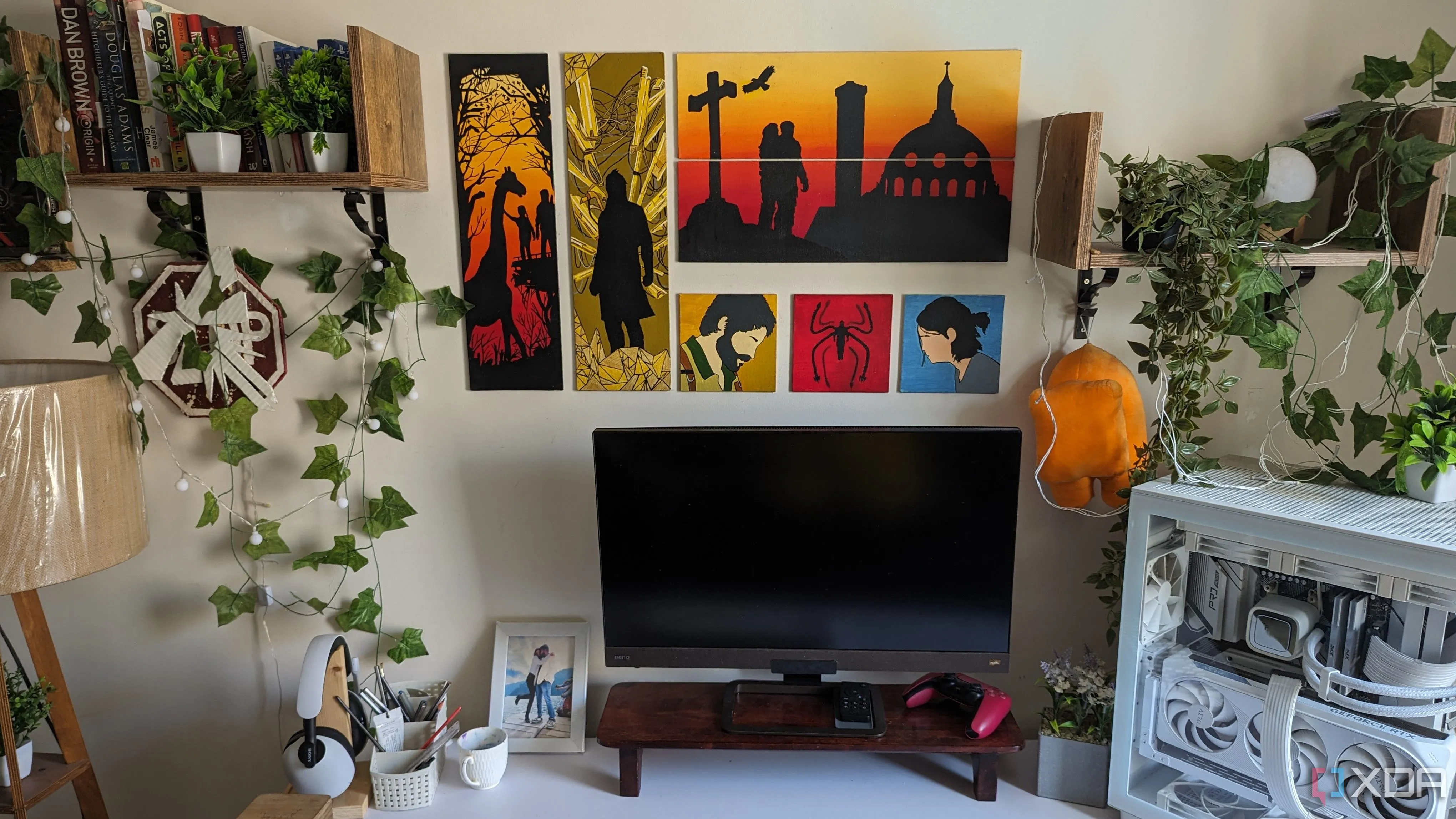 Một góc setup PC gaming với trang trí cây xanh