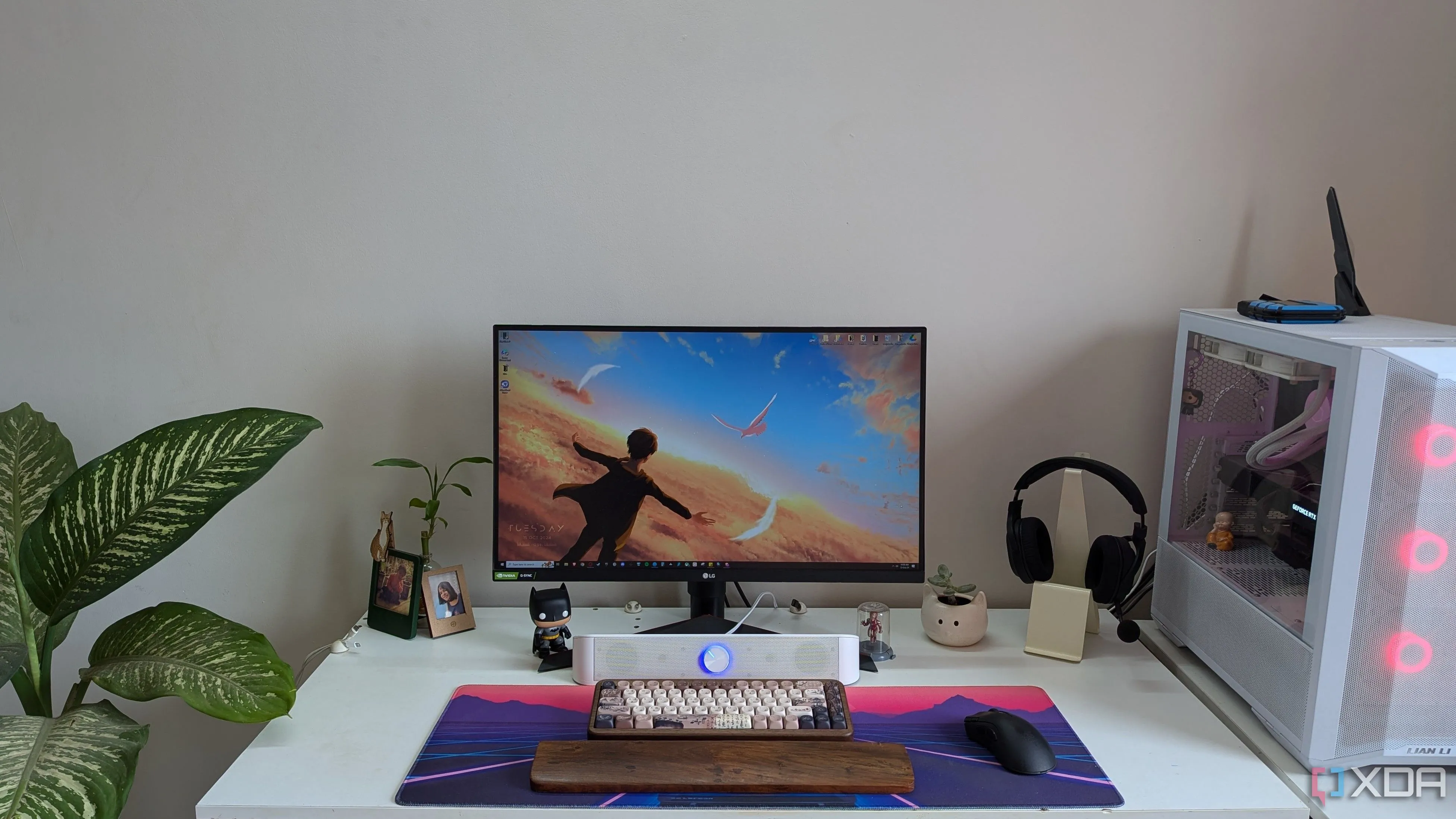 Một góc setup PC với máy tính, màn hình và bàn làm việc kèm các phụ kiện
