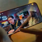 Một người dùng quay video bằng camera iPhone 16 Pro.